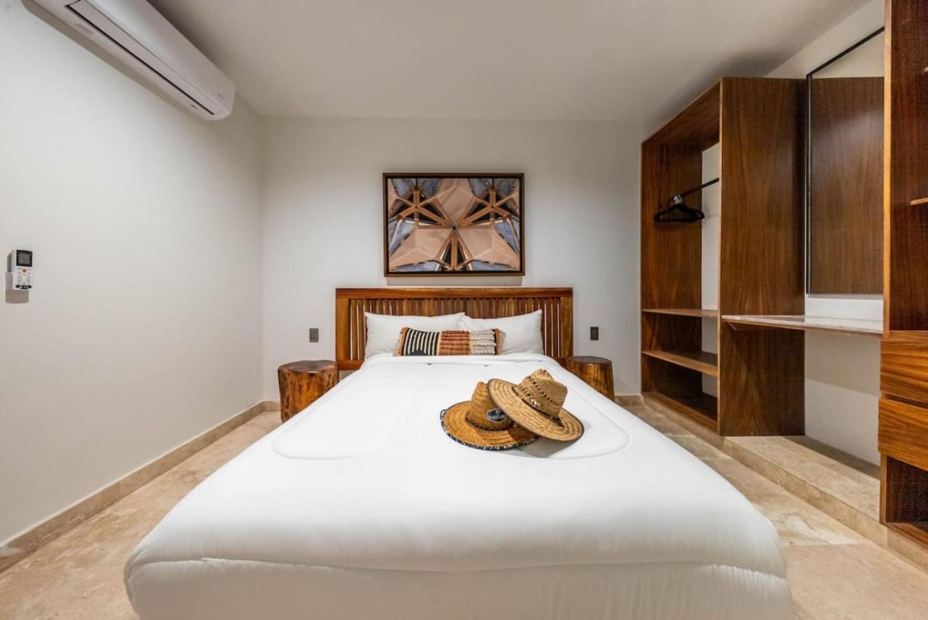 2 Bedroom With Direct Walk-out To Pool, Sauna, And Gym Apartment