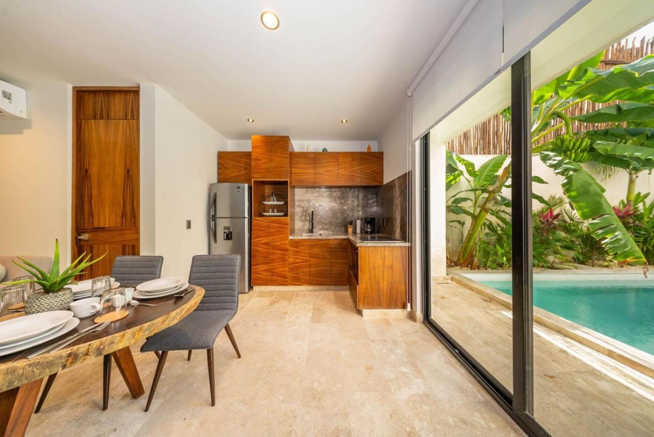 2 Bedroom With Direct Walk-out To Pool, Sauna, And Gym Apartment