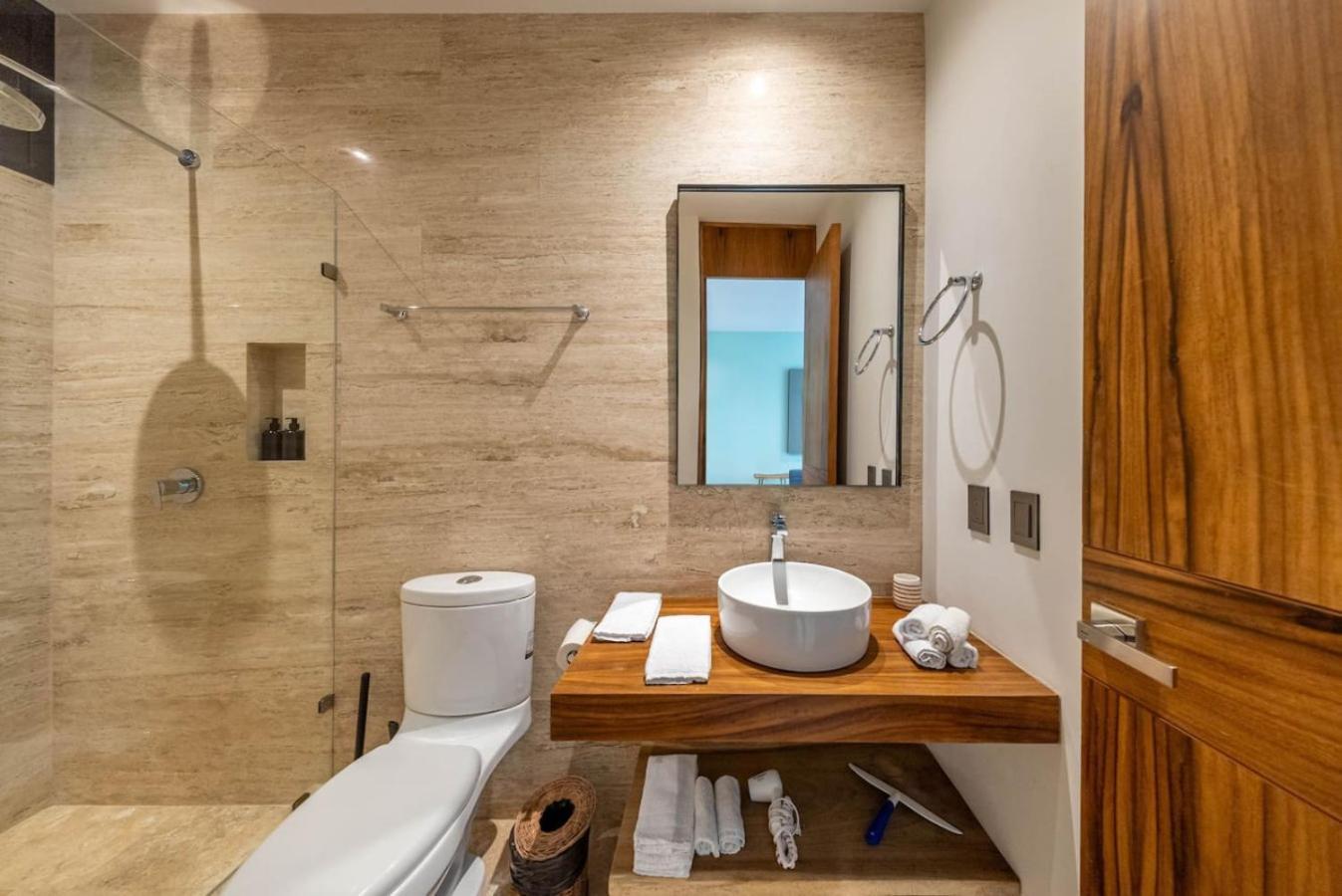 Apartment 2 Bedroom With Direct Walk-out To Pool, Sauna, And Gym