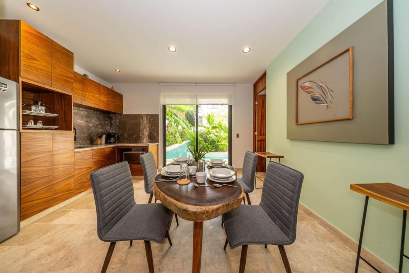 2 Bedroom With Direct Walk-out To Pool, Sauna, And Gym Apartment *