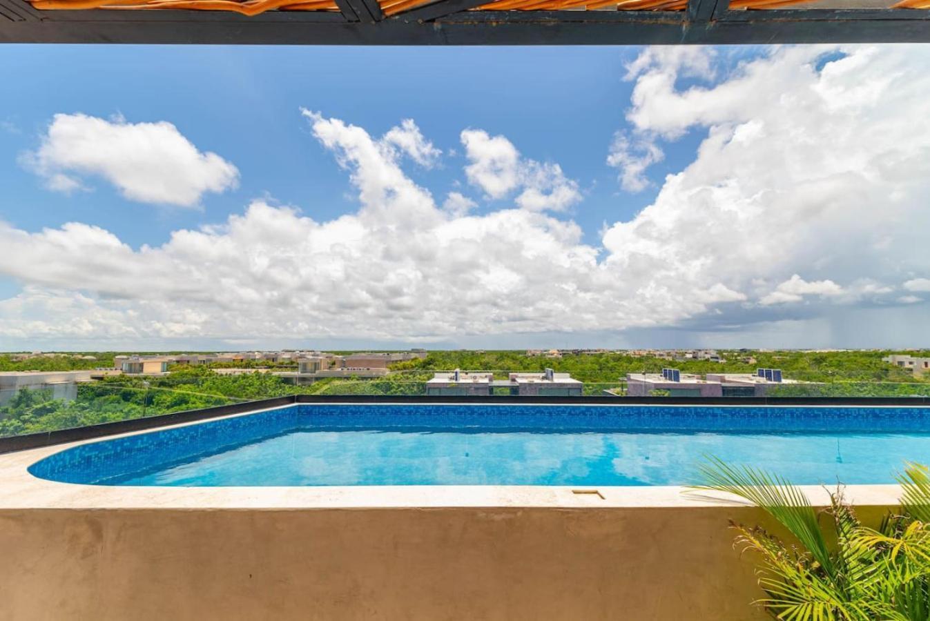 2 Bedroom With Direct Walk-out To Pool, Sauna, And Gym Apartment