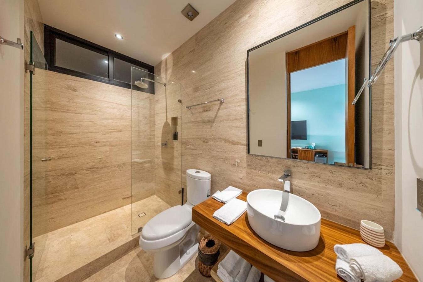 2 Bedroom With Direct Walk-out To Pool, Sauna, And Gym Apartment *