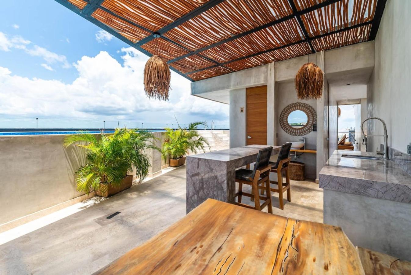 2 Bedroom With Direct Walk-out To Pool, Sauna, And Gym *