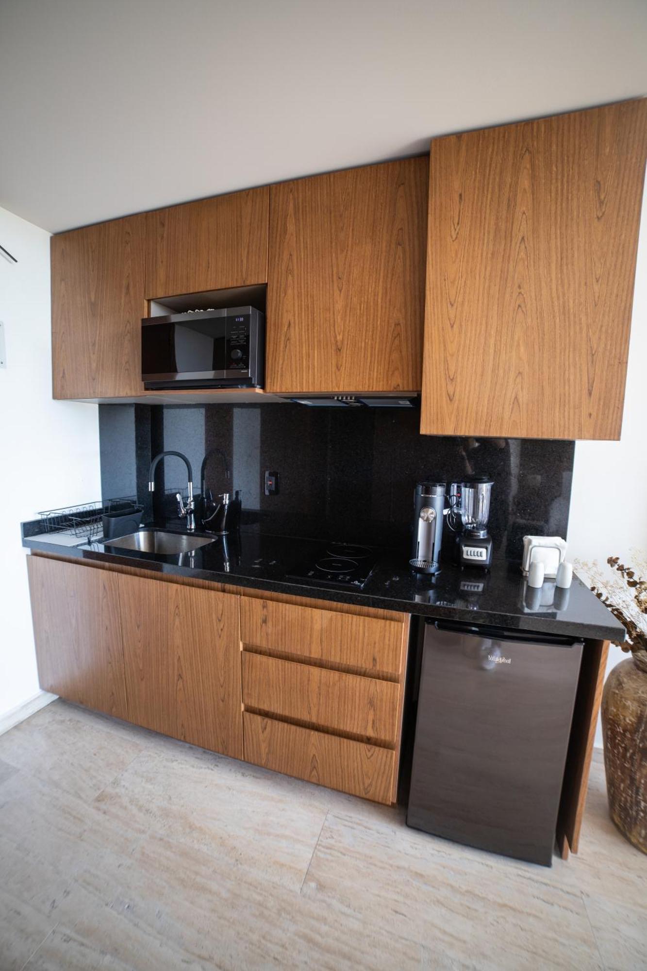 Lu'um - Free Shuttle To Club