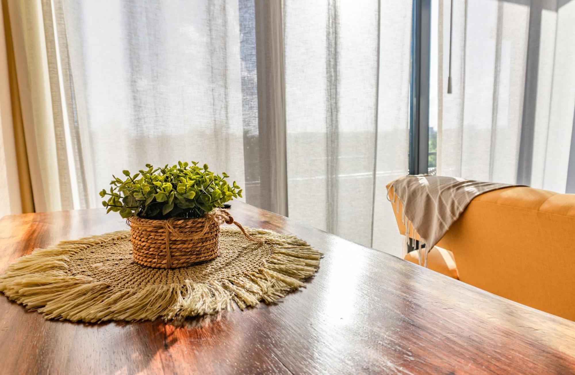 New Modern 1bdr - Access