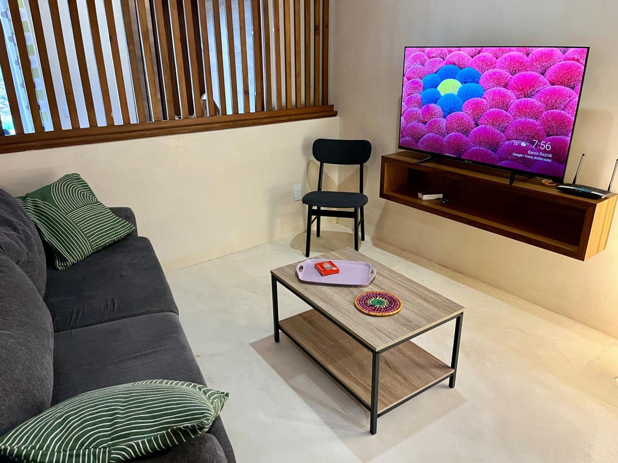 Apartment Jungle Gem With Swim-up Pool & Easy Paved Access