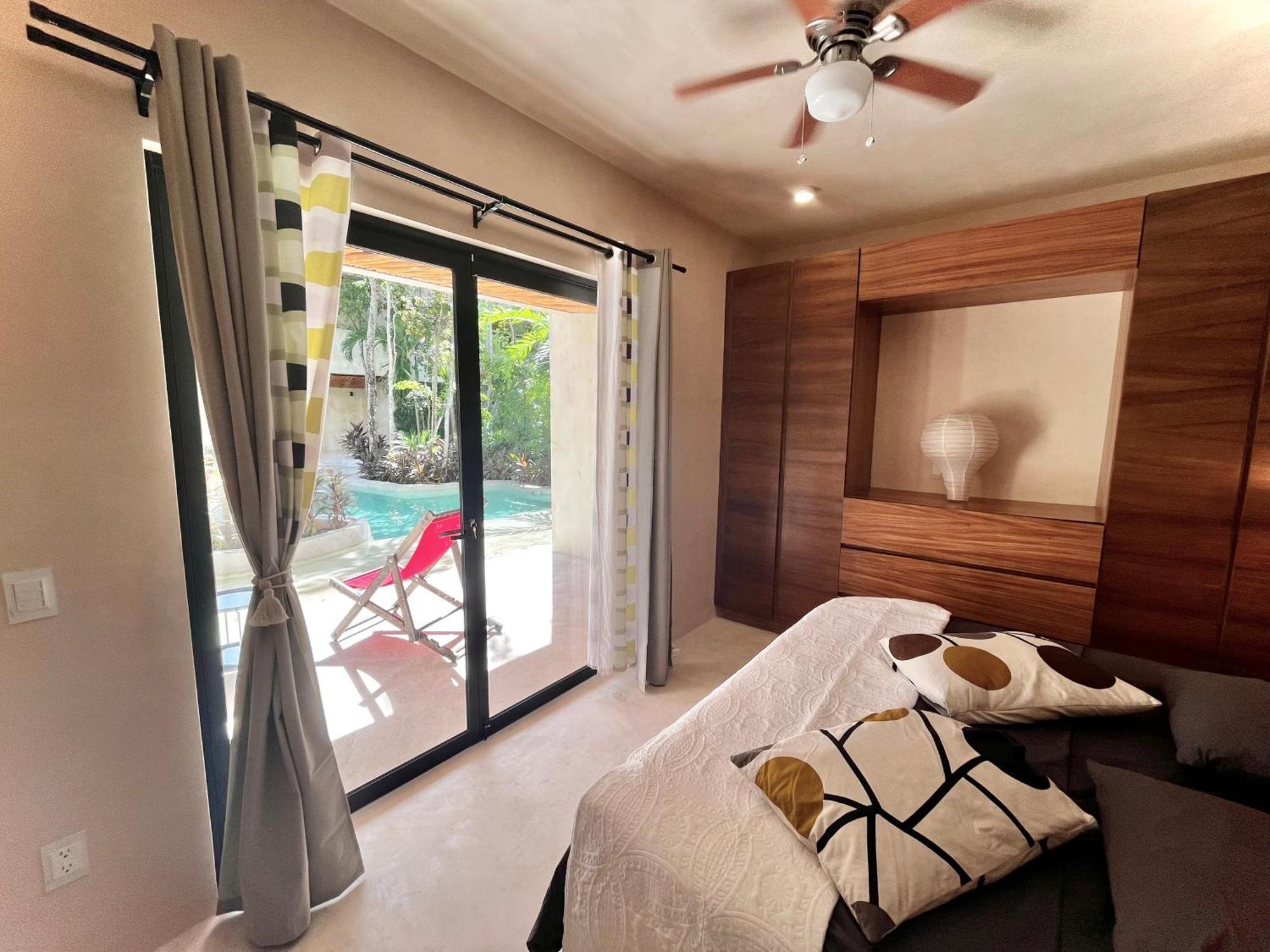 Apartment Jungle Gem With Swim-up Pool & Easy Paved Access *