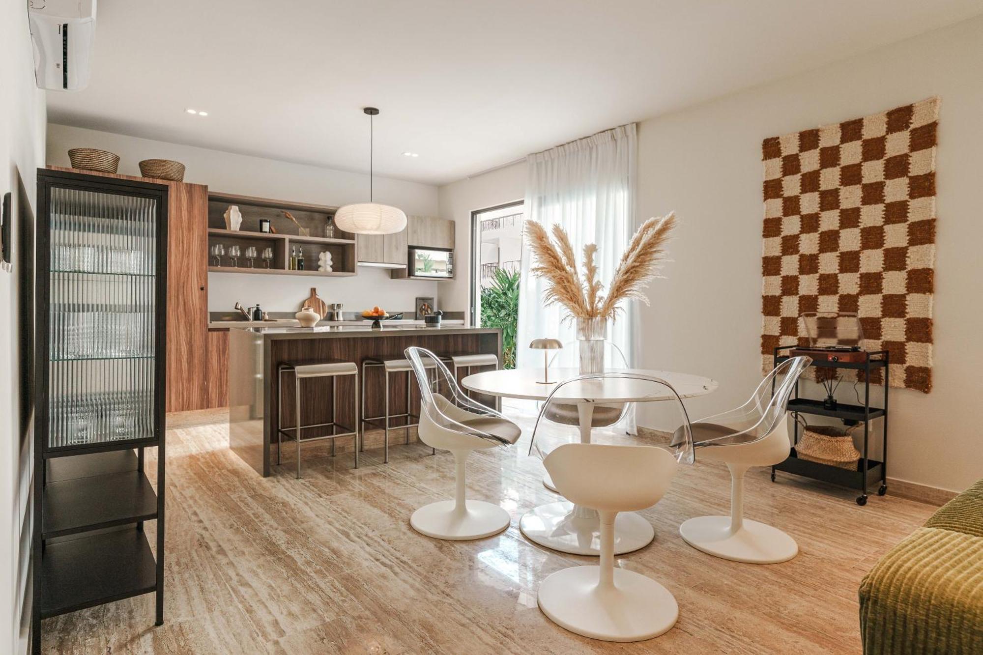 70's Experience In With Pool View *