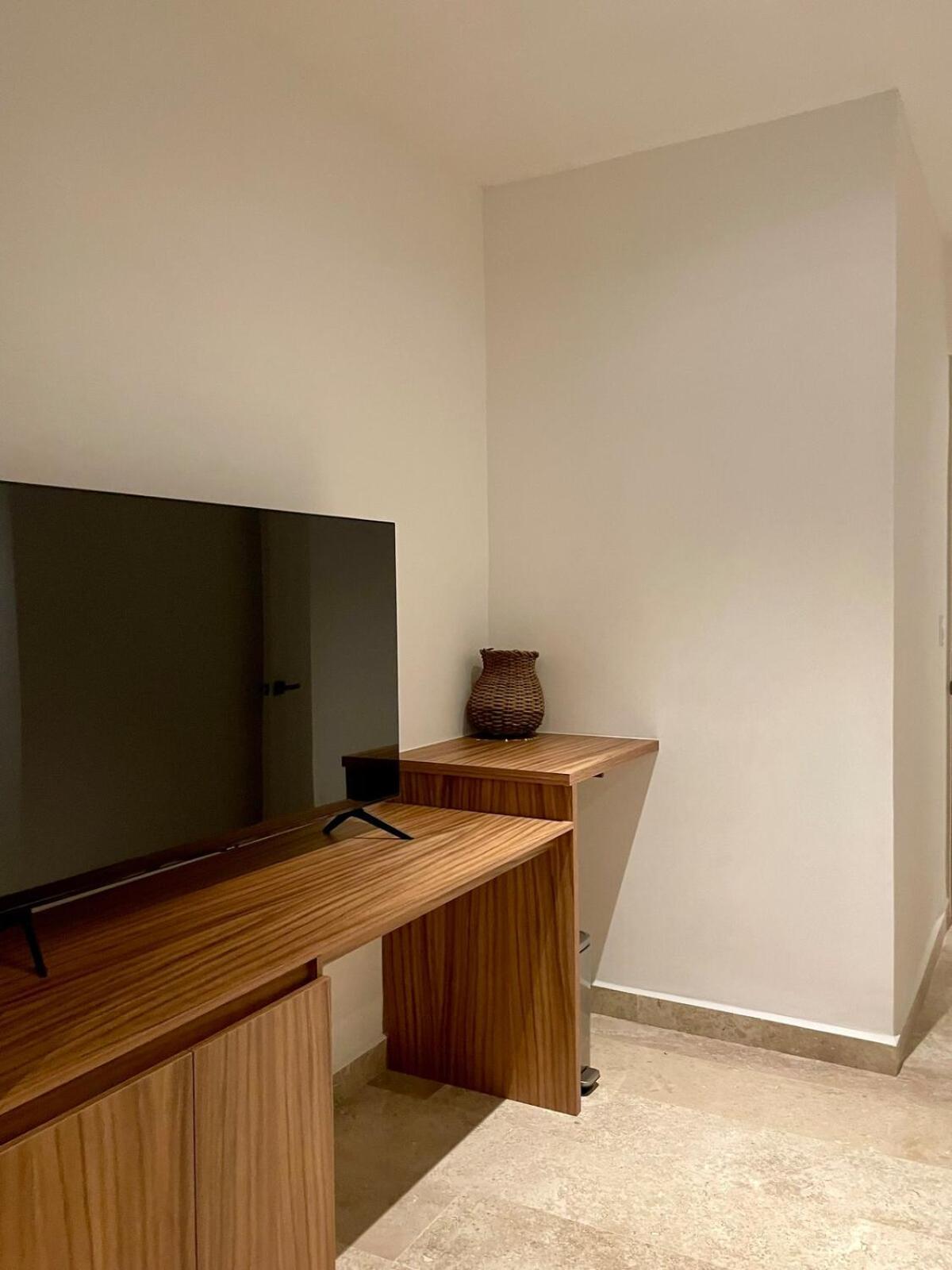 2 Bedrooms 10 Minutes To The *