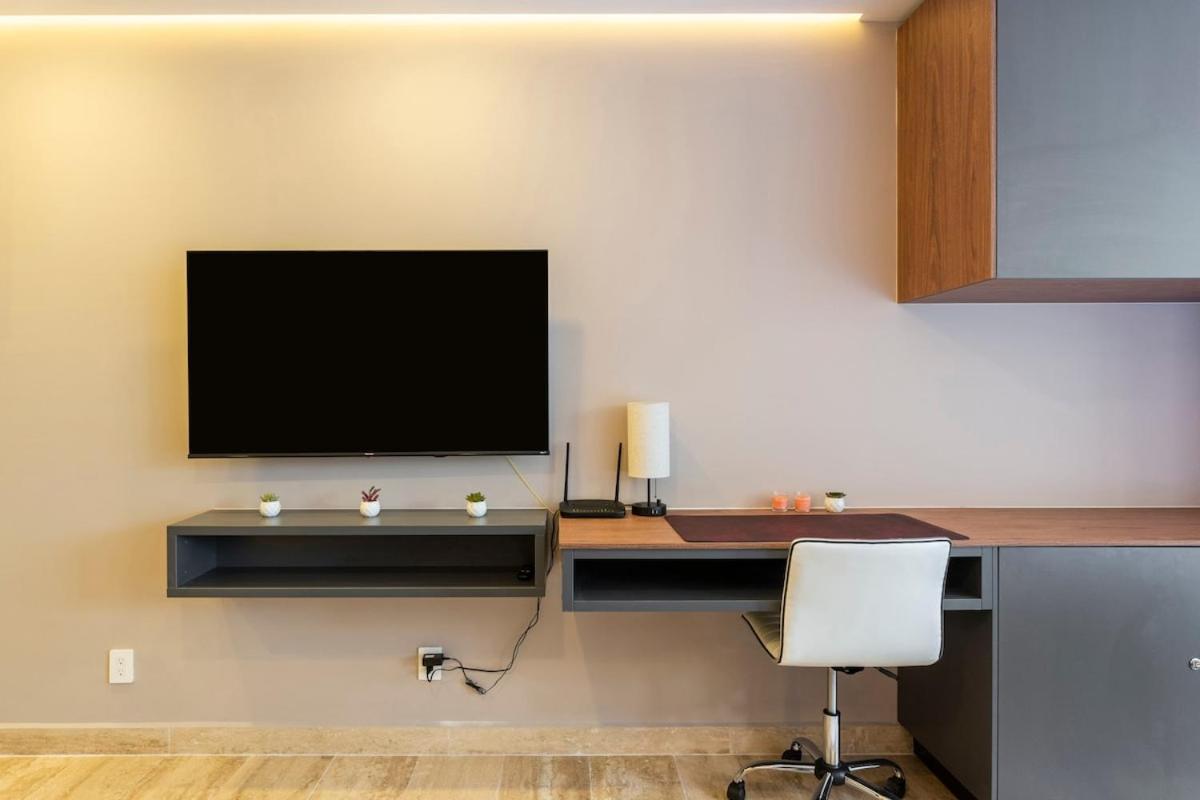 Brand New With King Bed And Rooftop Pool Apartment *