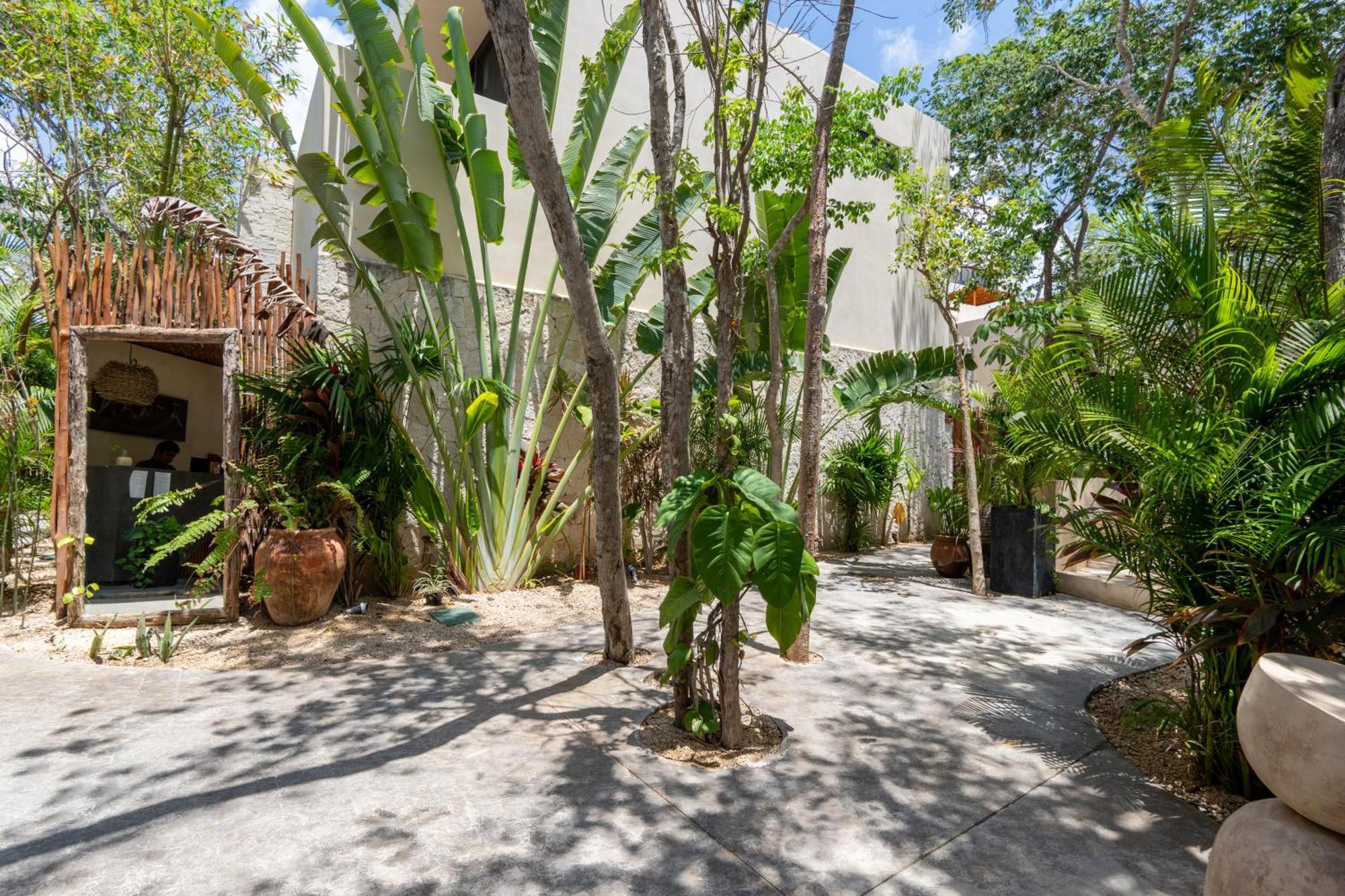 Moonstone - With Private Pool And 24hrs Security & Club Access *