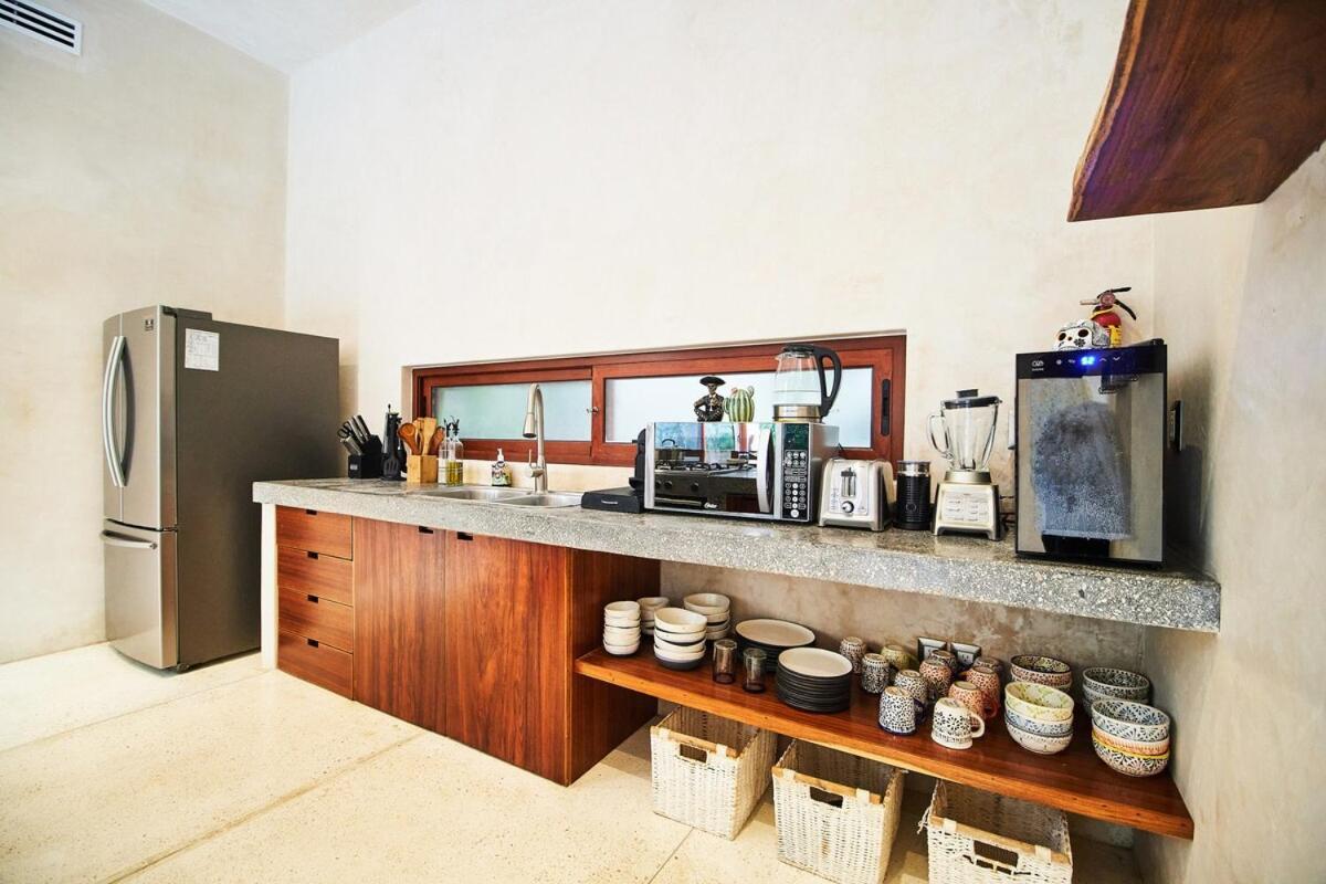 Alux, La Veleta Villa