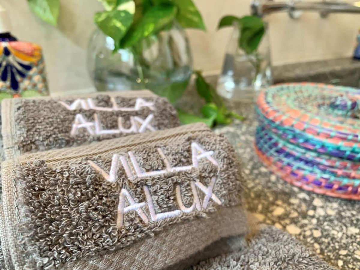 Alux, La Veleta Villa