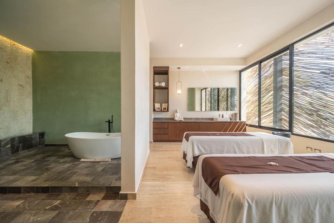 Lux 2br W Rooftop Pool And Close To Holiday home *