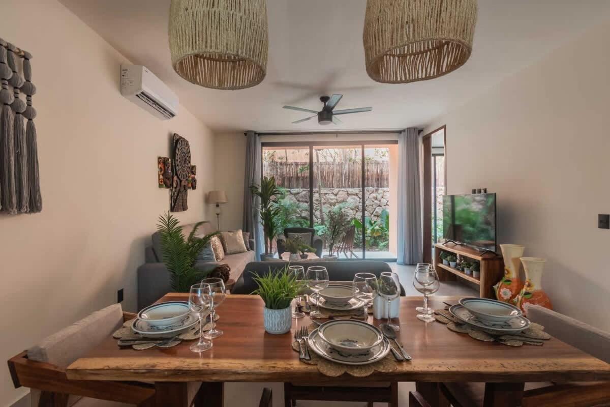 Stylish Duplex Lower Level 2-br Wifi Pool Gym Apartment