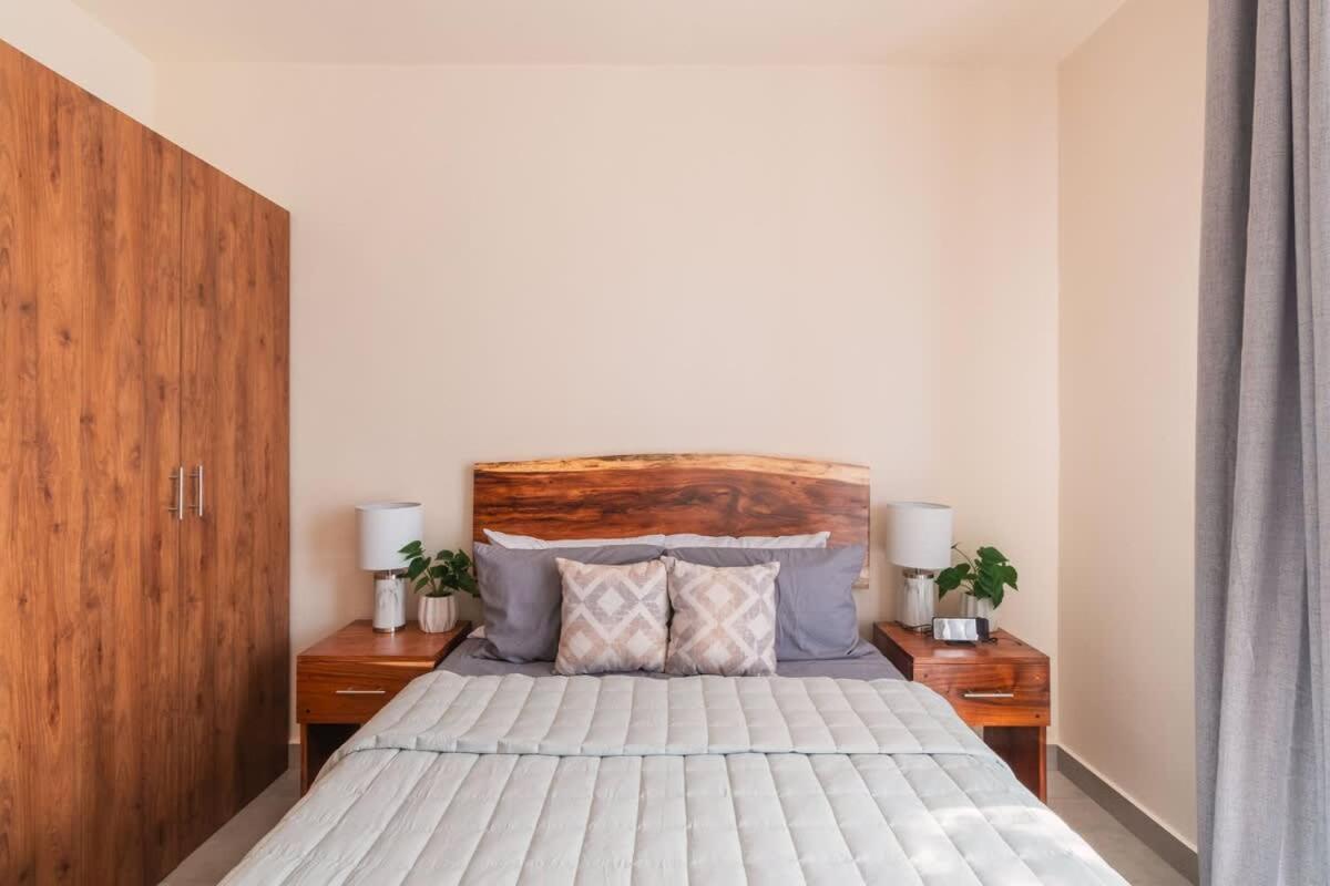 Stylish Duplex Lower Level 2-br Wifi Pool Gym Apartment *