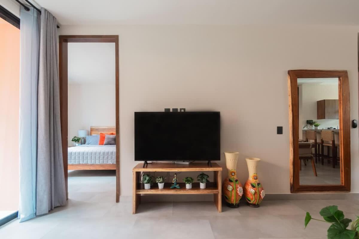 Stylish Duplex Lower Level 2-br Wifi Pool Gym Apartment *