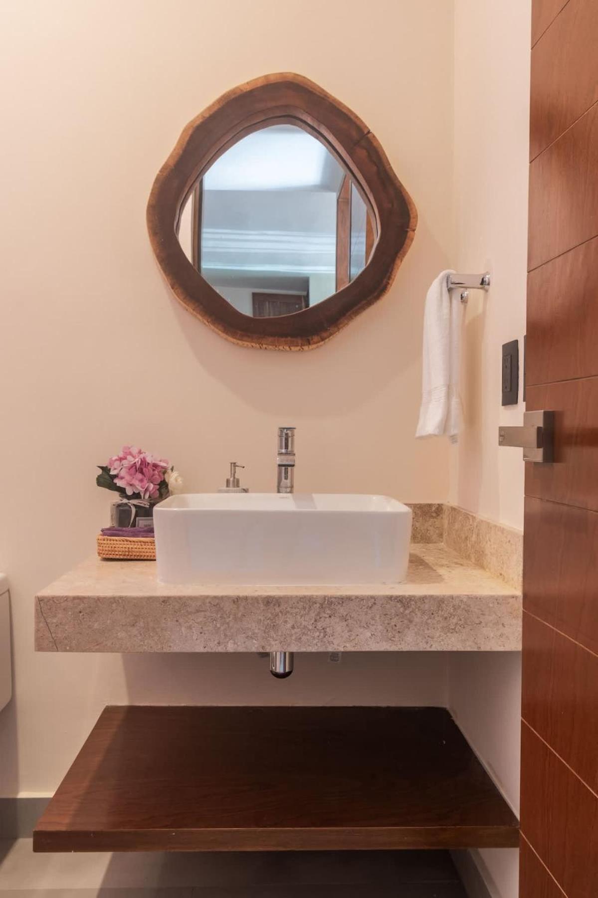 Stylish Duplex Lower Level 2-br Wifi Pool Gym Tulum