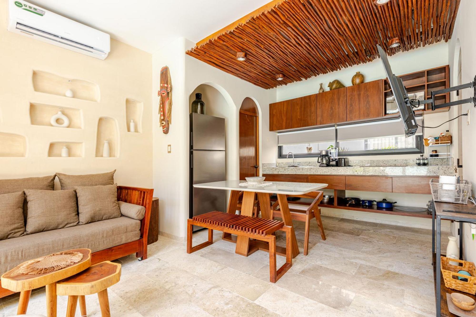 Ocean Breeze - A Few Steps From The Beach!