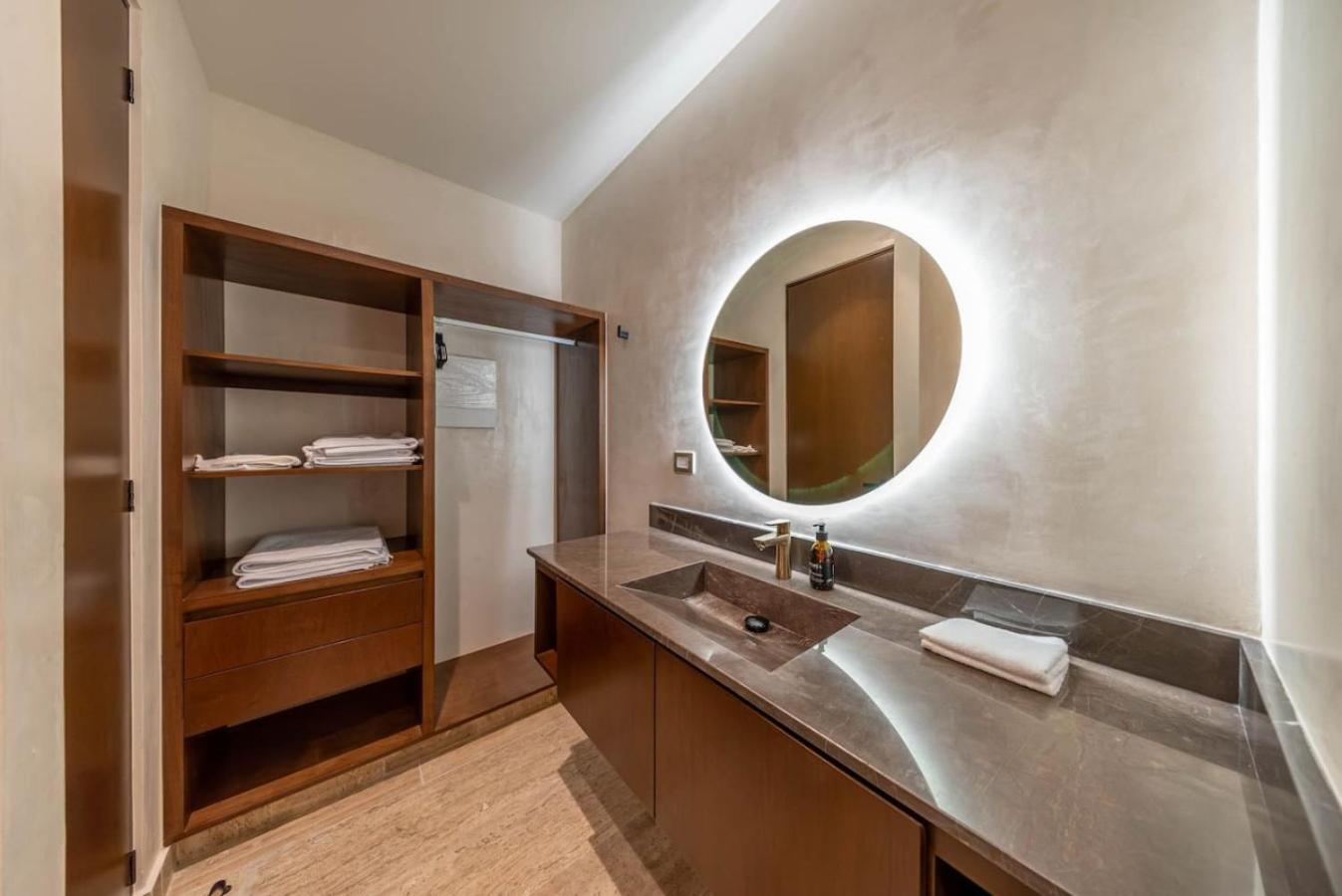 Holiday home Lux 2br W Rooftop Pool And Private Balcony