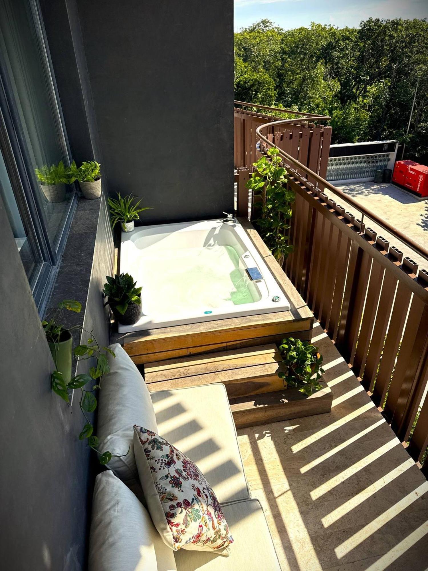 Side Jungle Retreat Jacuzzi Wifi Apartment