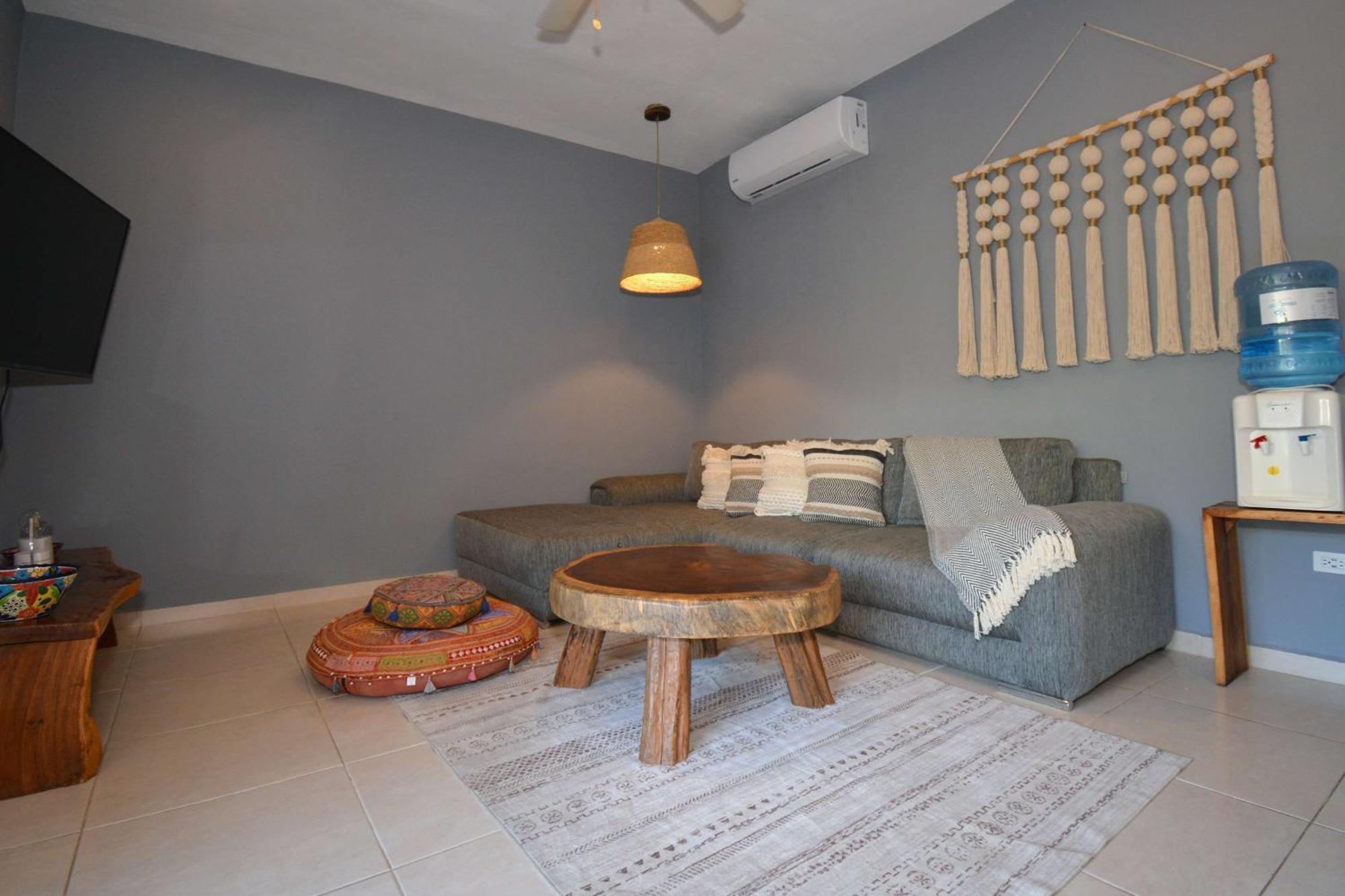 Beautiful Penthouse With Private Rooftop Apartment *