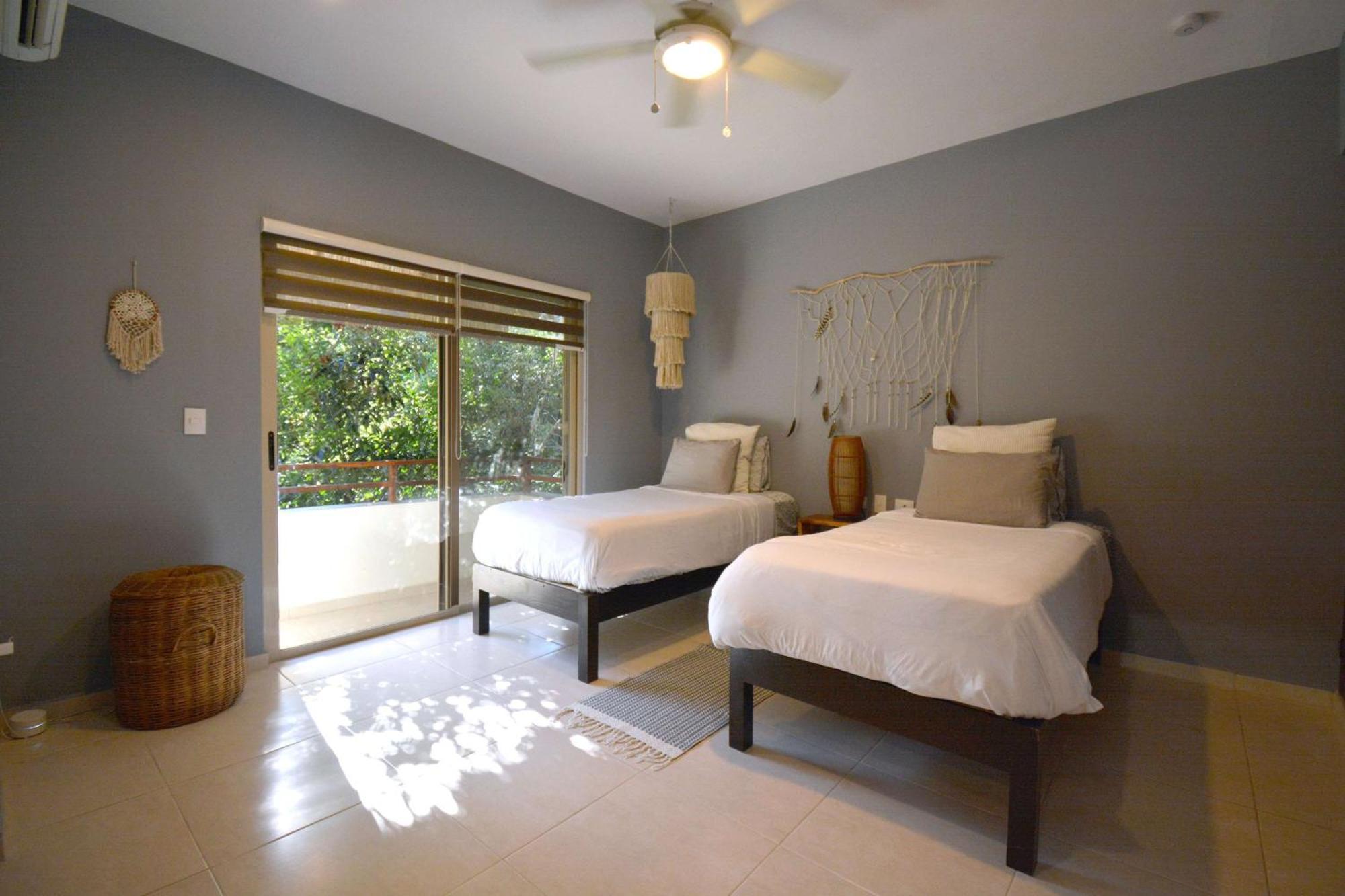 Beautiful Penthouse With Private Rooftop Apartment *