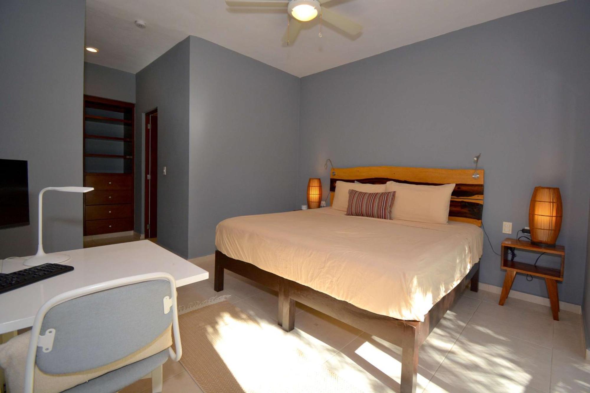 Beautiful Penthouse With Private Rooftop Apartment *