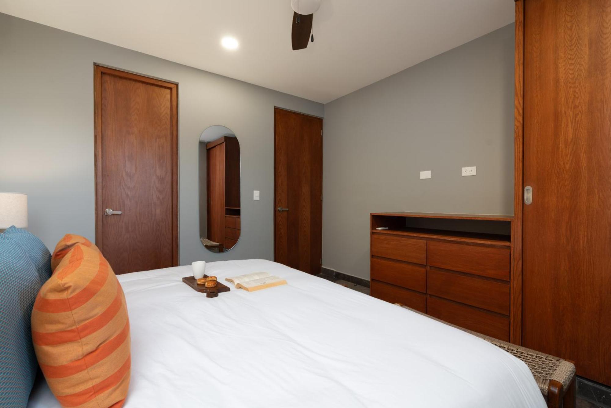 Paramar Black Apartment