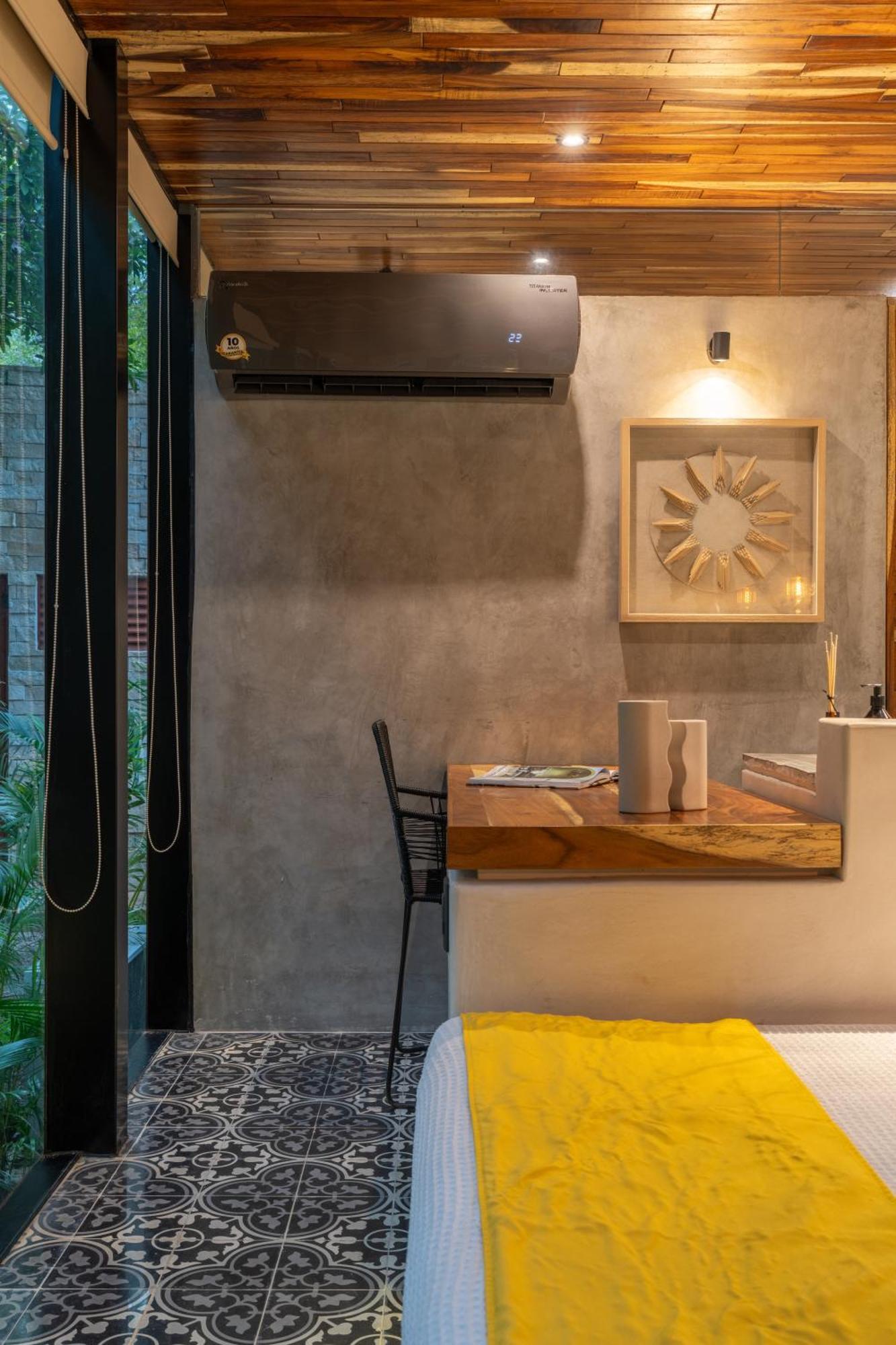 Chay Glass Jungle House