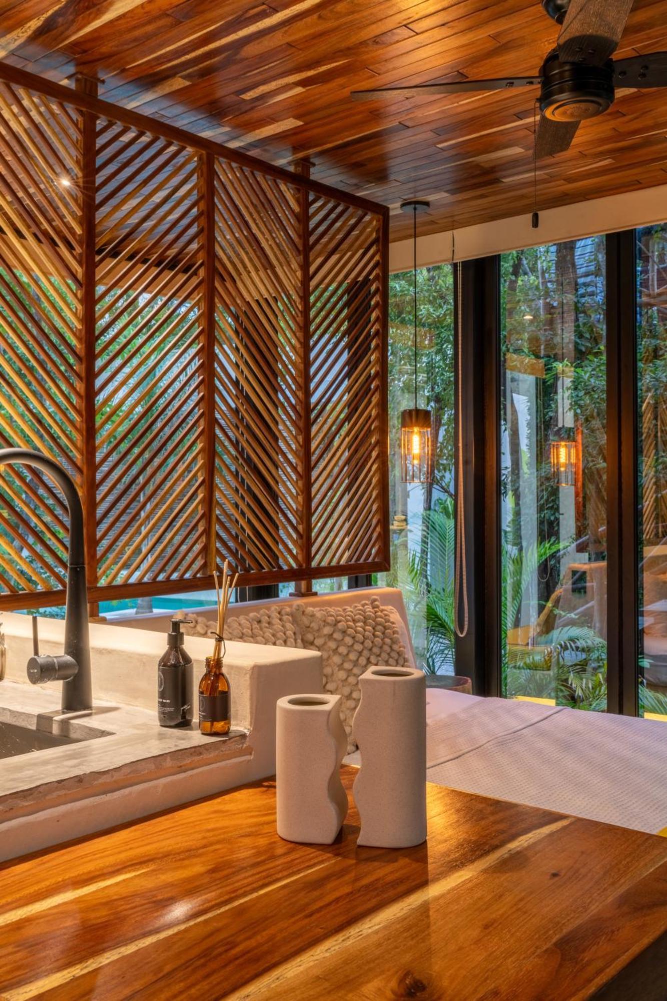 Chay Glass Jungle House Apartment