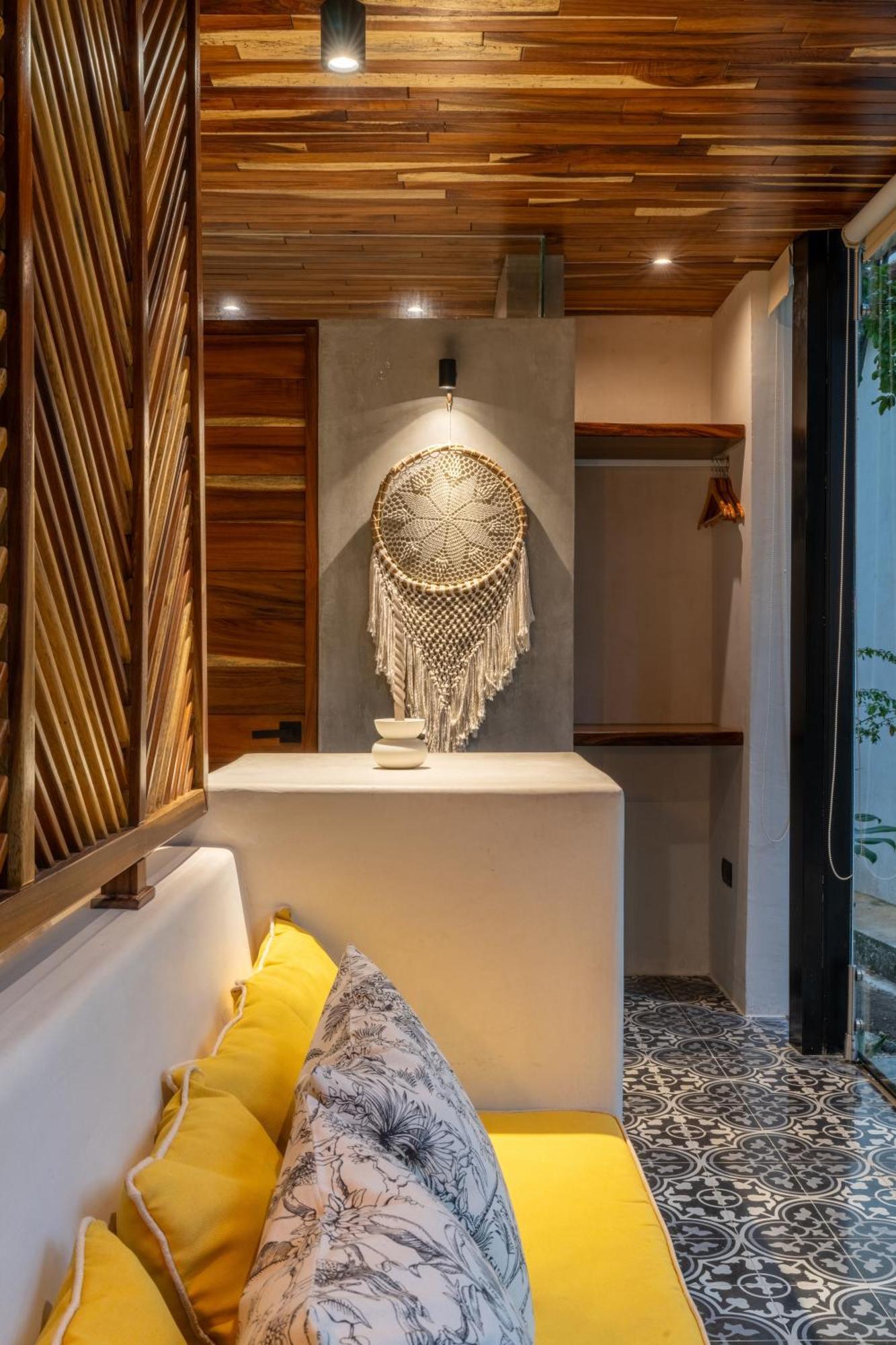 Chay Glass Jungle House *