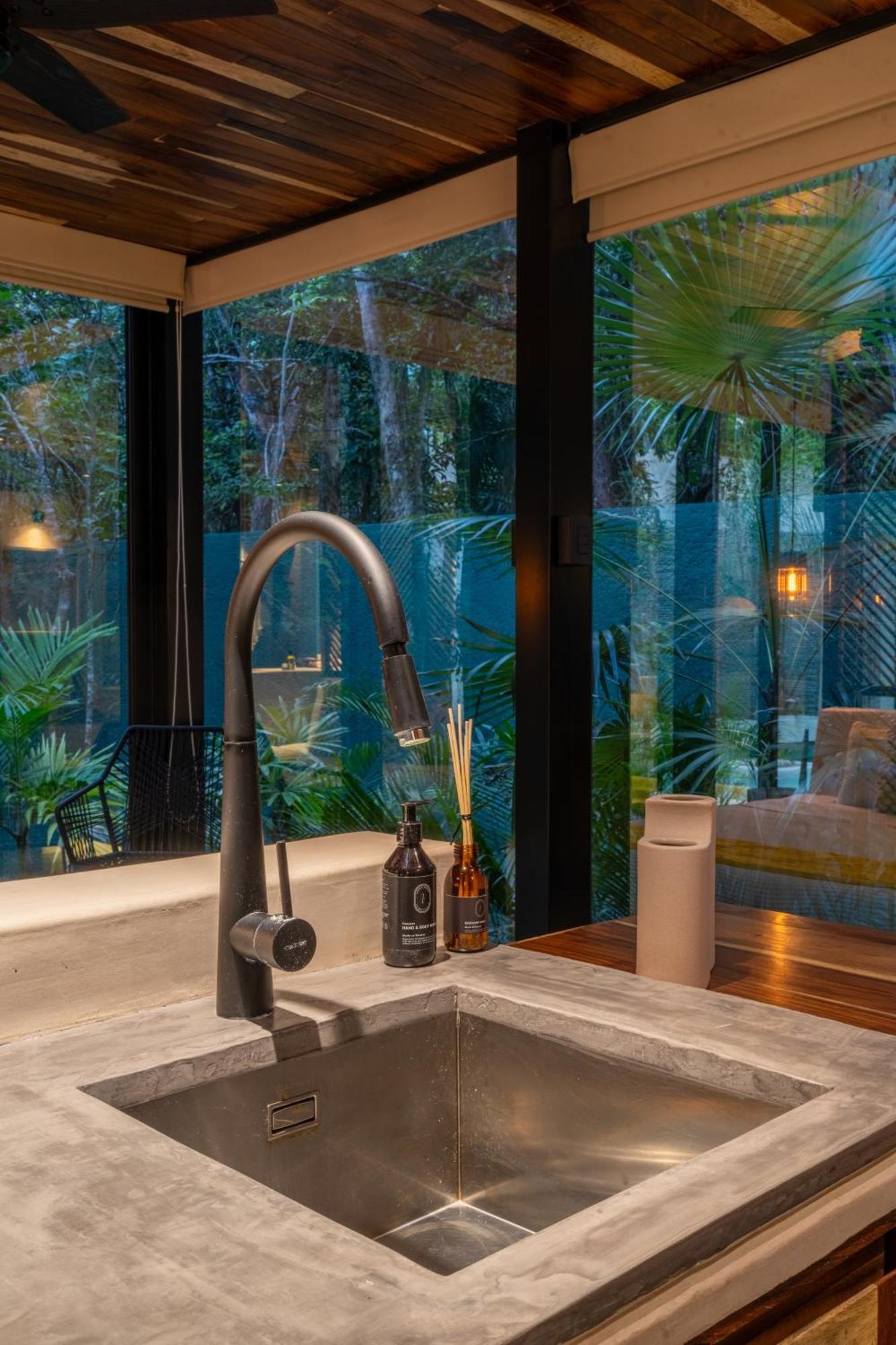 Chay Glass Jungle House