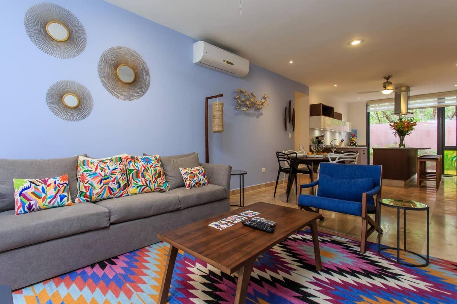 Vibrant Condo, Fiberoptic Wifi, Workspace & A Pool