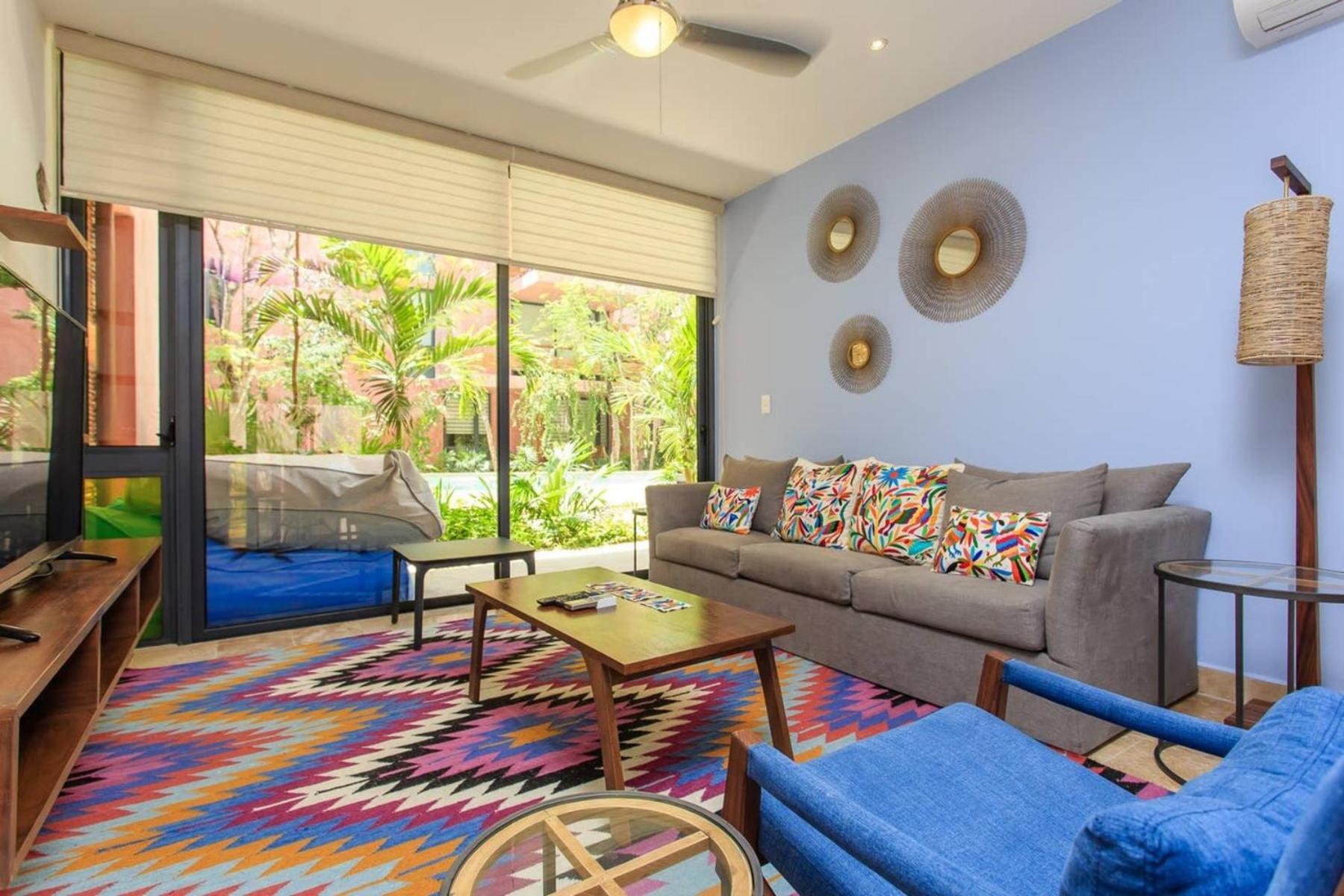 Holiday home Vibrant Condo, Fiberoptic Wifi, Workspace & A Pool