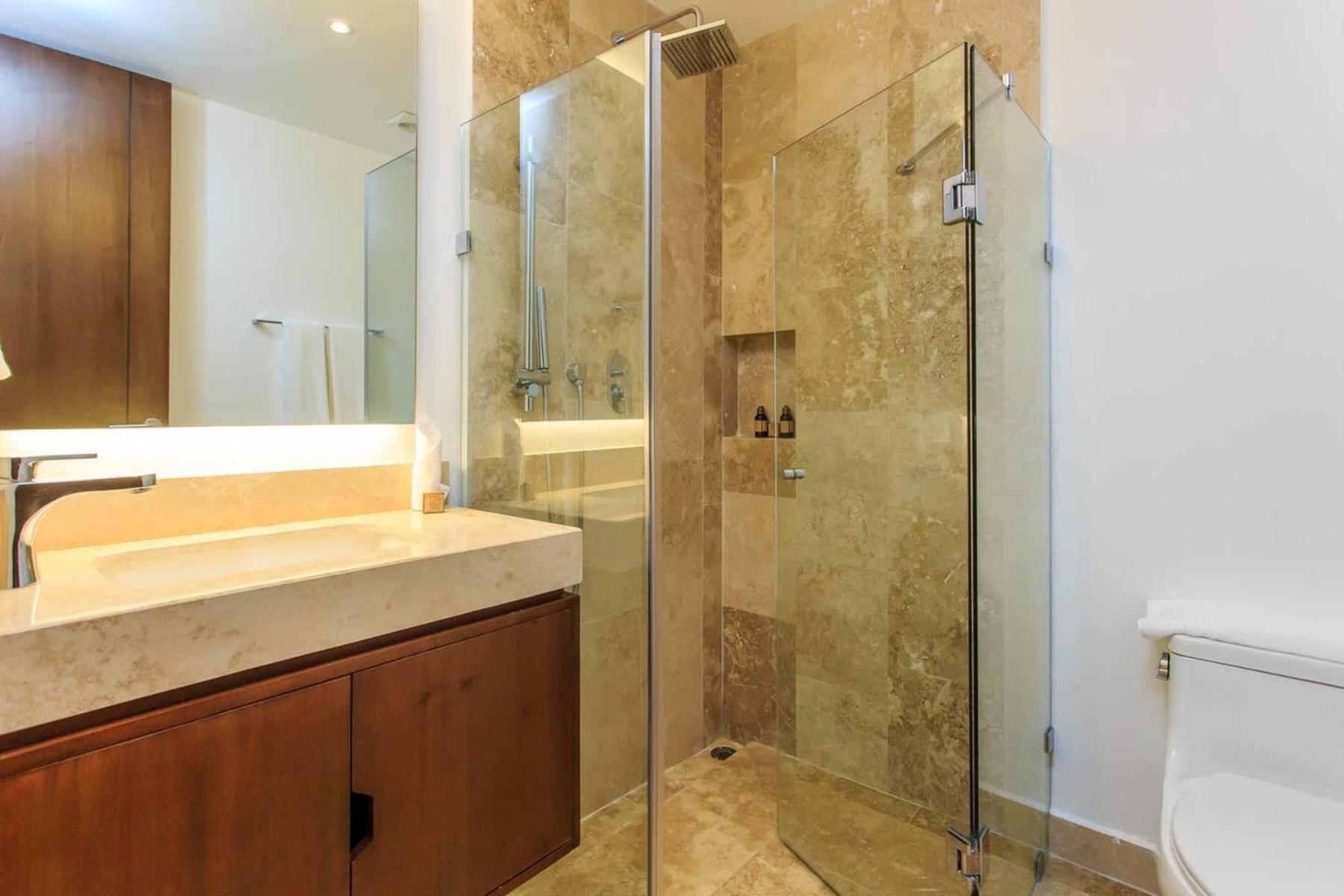 Vibrant Condo, Fiberoptic Wifi, Workspace & A Pool *