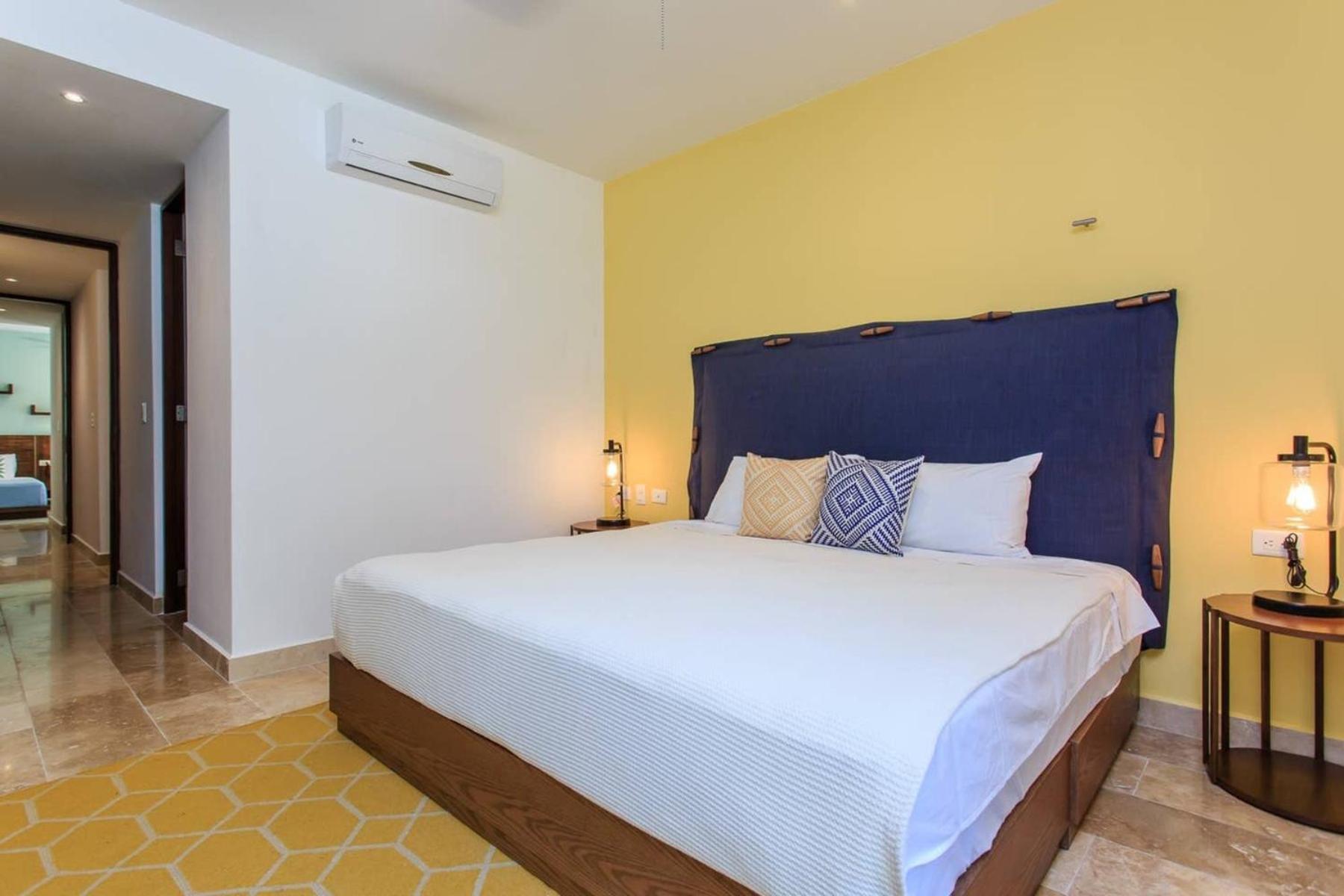 Vibrant Condo, Fiberoptic Wifi, Workspace & A Pool Holiday home