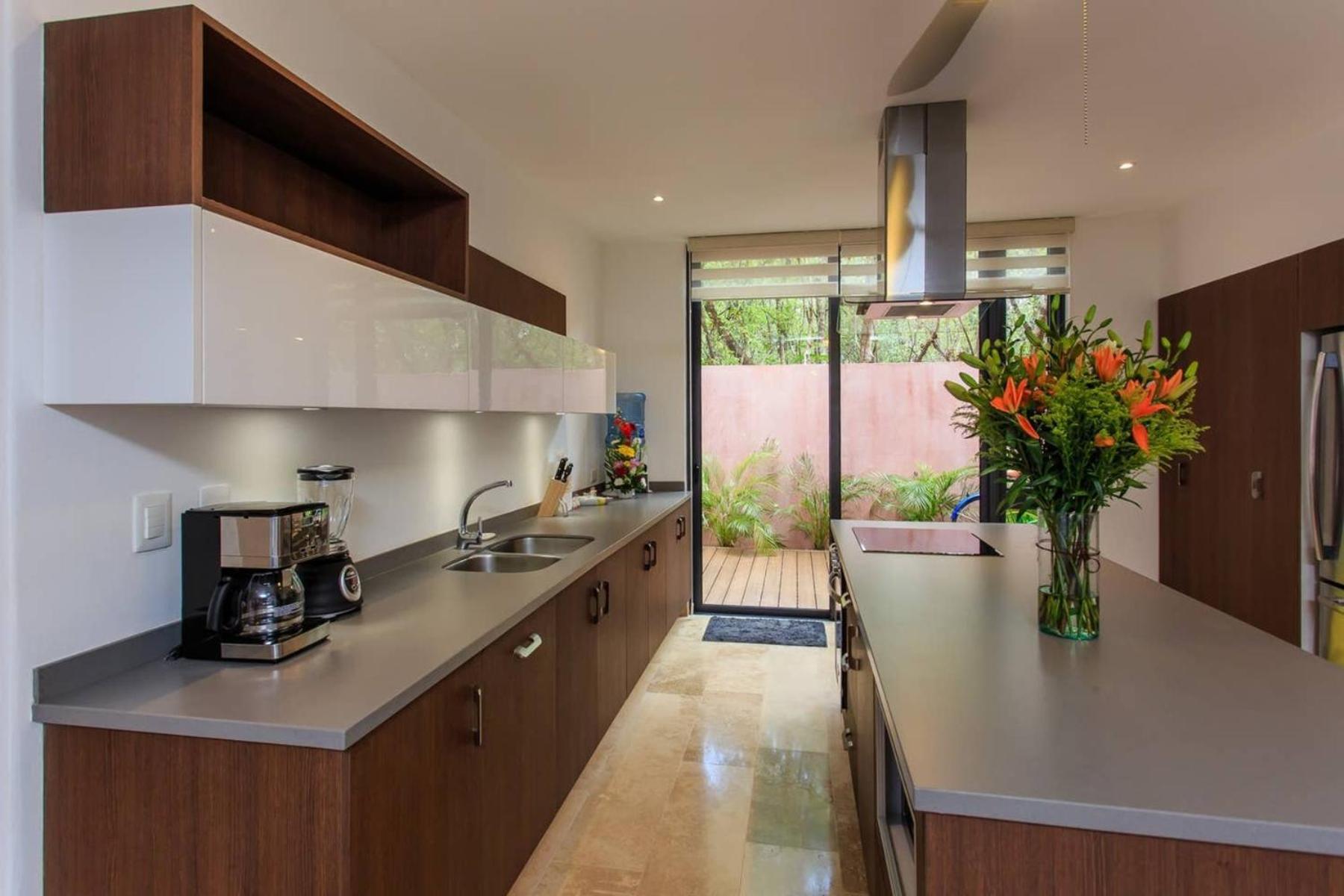 Vibrant Condo, Fiberoptic Wifi, Workspace & A Pool Holiday home *