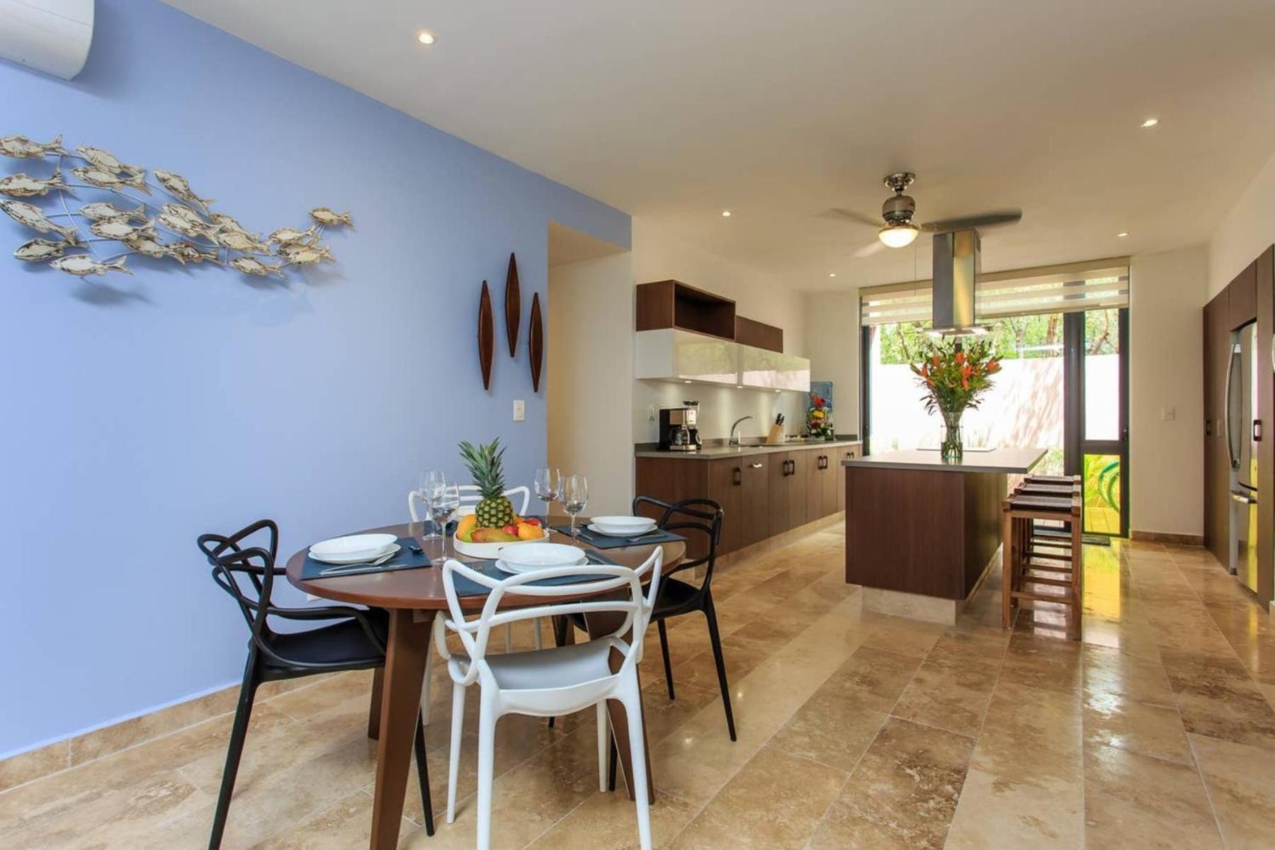 Holiday home Vibrant Condo, Fiberoptic Wifi, Workspace & A Pool *