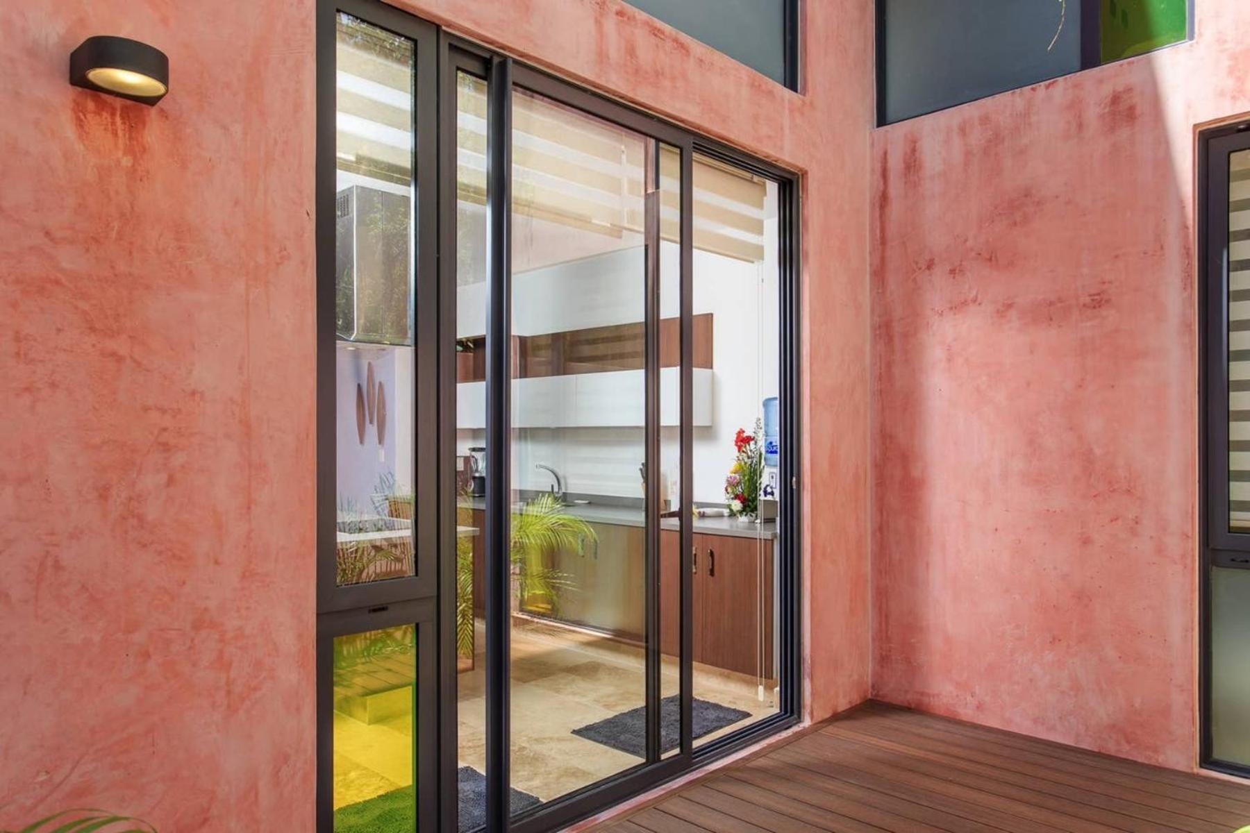 Vibrant Condo, Fiberoptic Wifi, Workspace & A Pool *