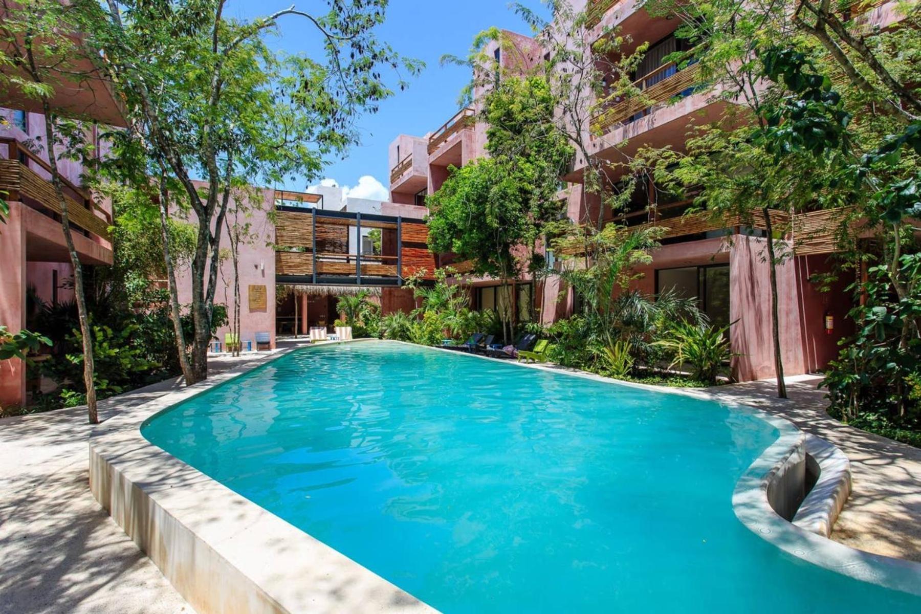 Vibrant Condo, Fiberoptic Wifi, Workspace & A Pool