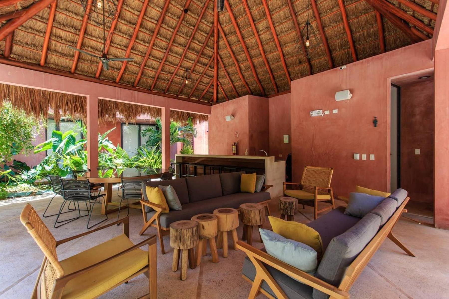Holiday home Vibrant Condo, Fiberoptic Wifi, Workspace & A Pool *