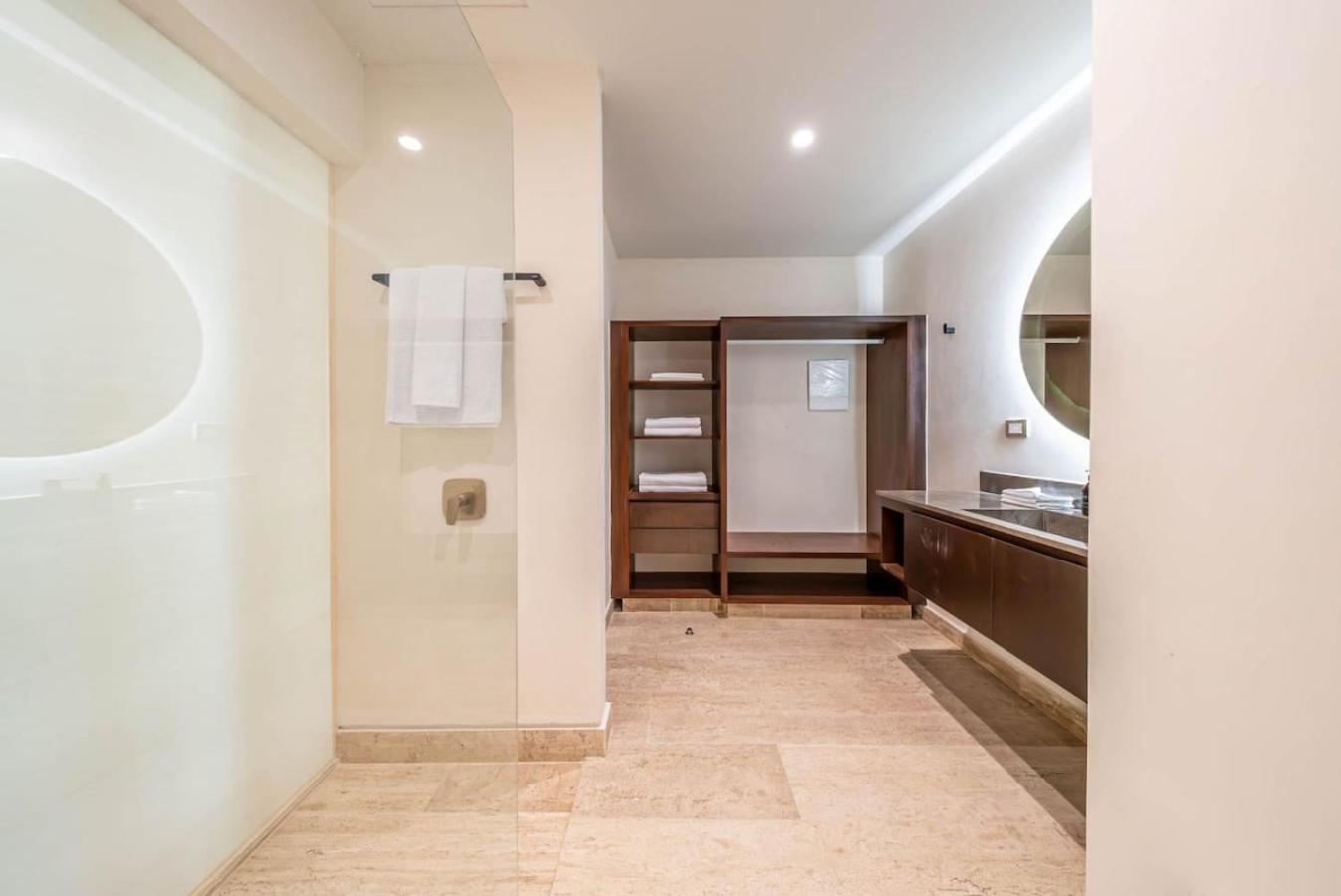 Elegant 2br W Rooftop Pool Close To