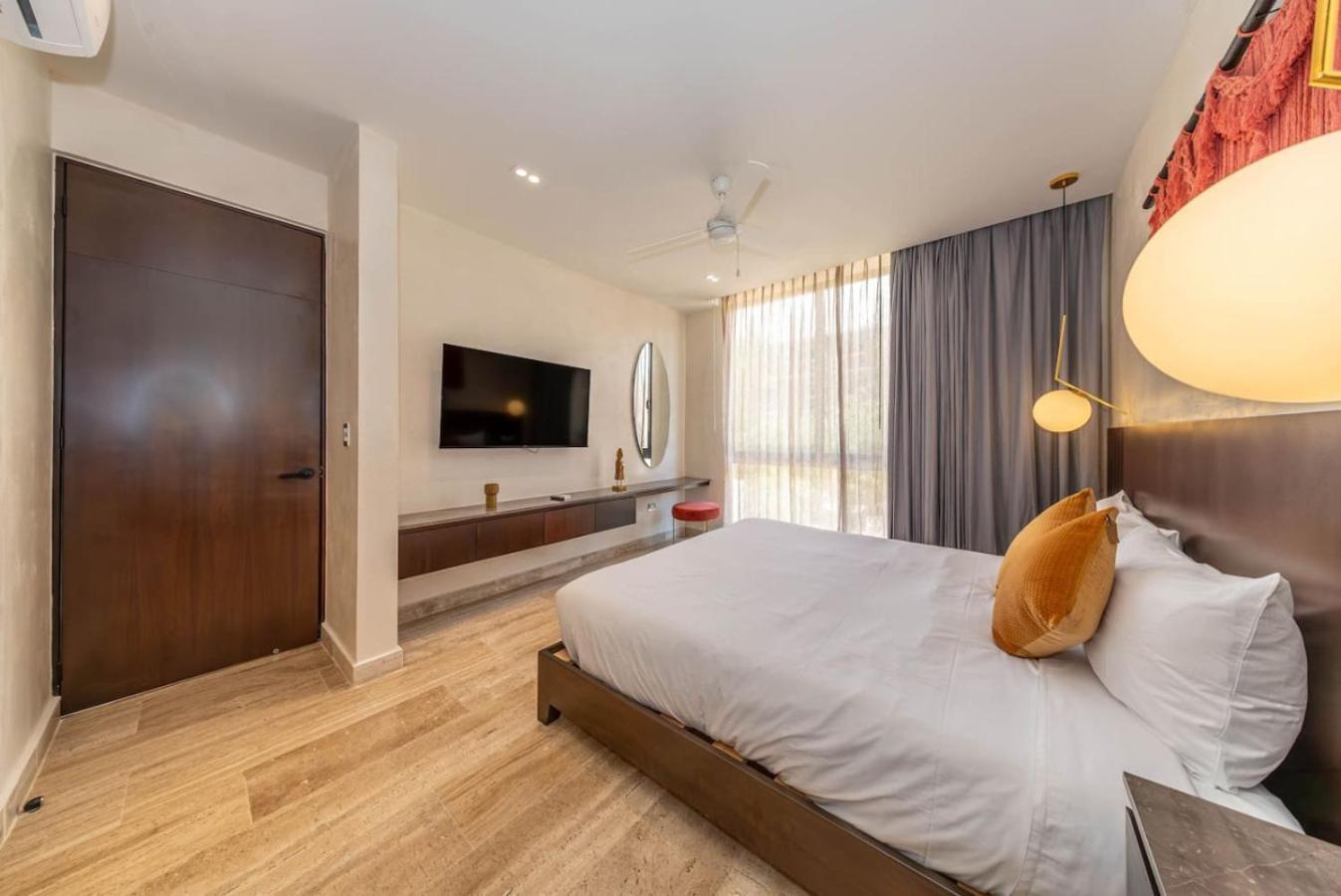 Elegant 2br W Rooftop Pool Close To