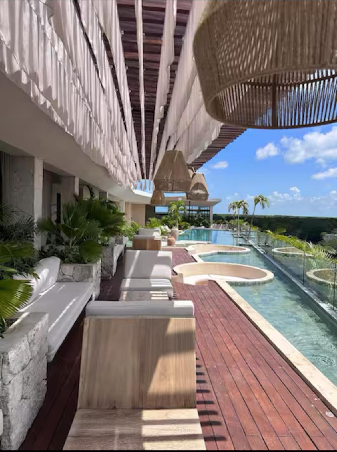 Luxe Jacuzzi Apartment