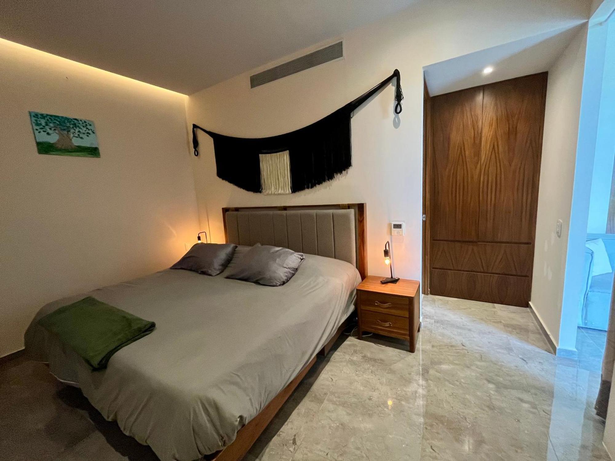 Plunge Pool Duplex Ph With Club Shuttle And Gym Apartment