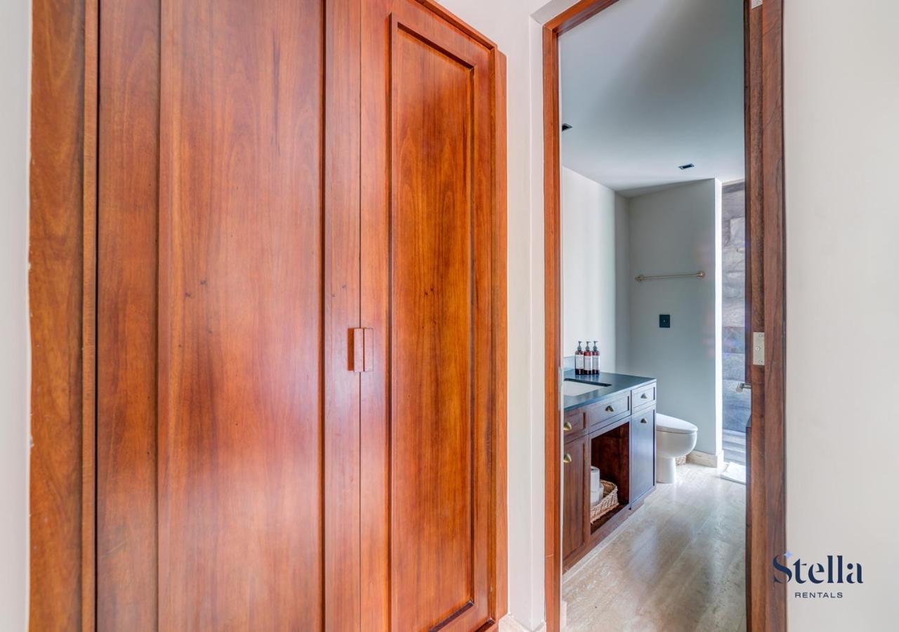 Luxurious Oasis Jacuzzi With Art Gallery And Pool Apartment