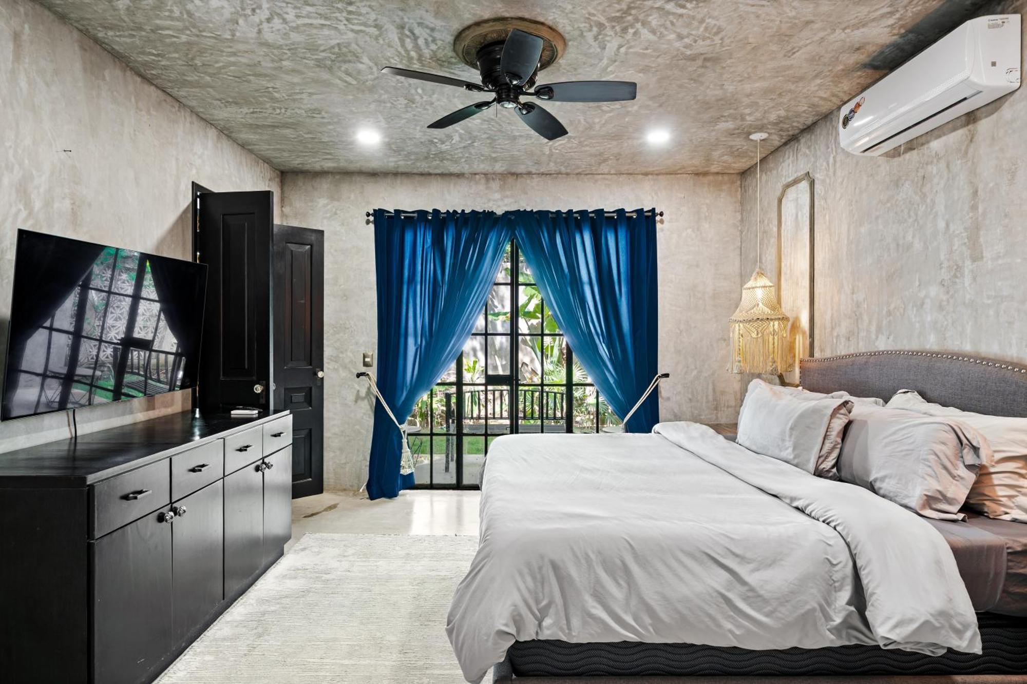 Casa Halo - Mansion, Nightclub, Pool, Sonos, Gated, Staff Villa *