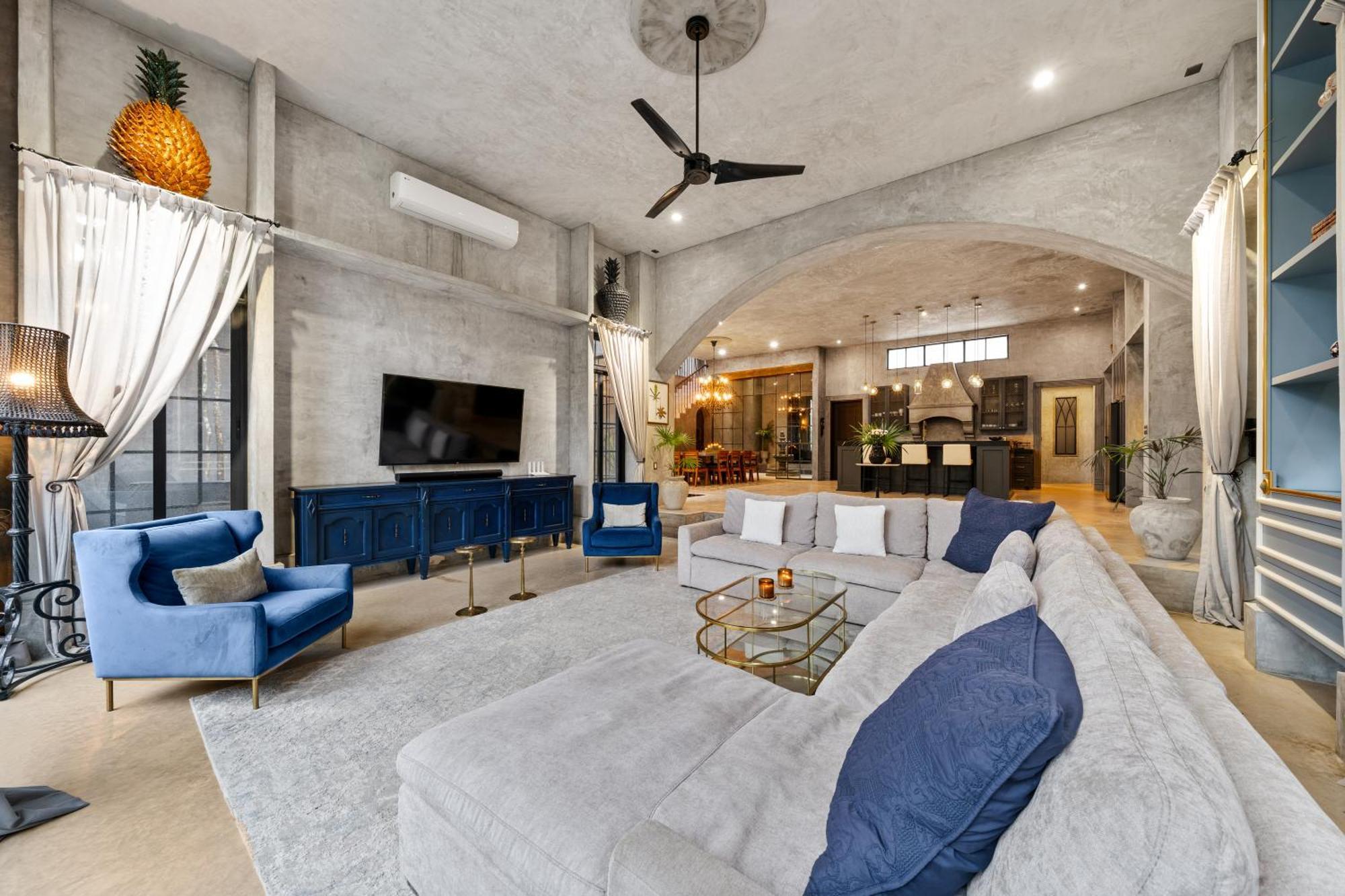 Casa Halo - Mansion, Nightclub, Pool, Sonos, Gated, Staff Villa