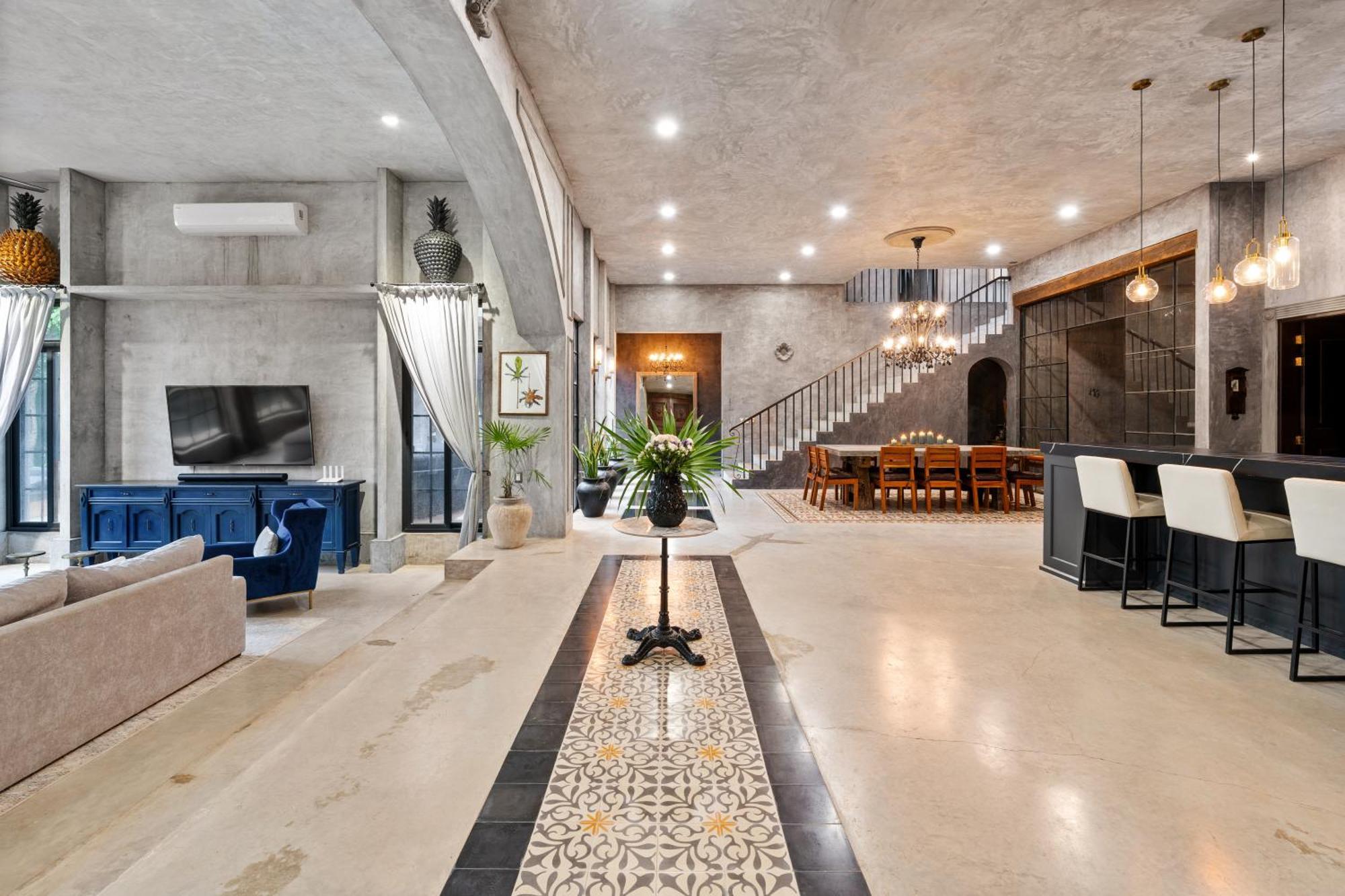 Casa Halo - Mansion, Nightclub, Pool, Sonos, Gated, Staff Villa *